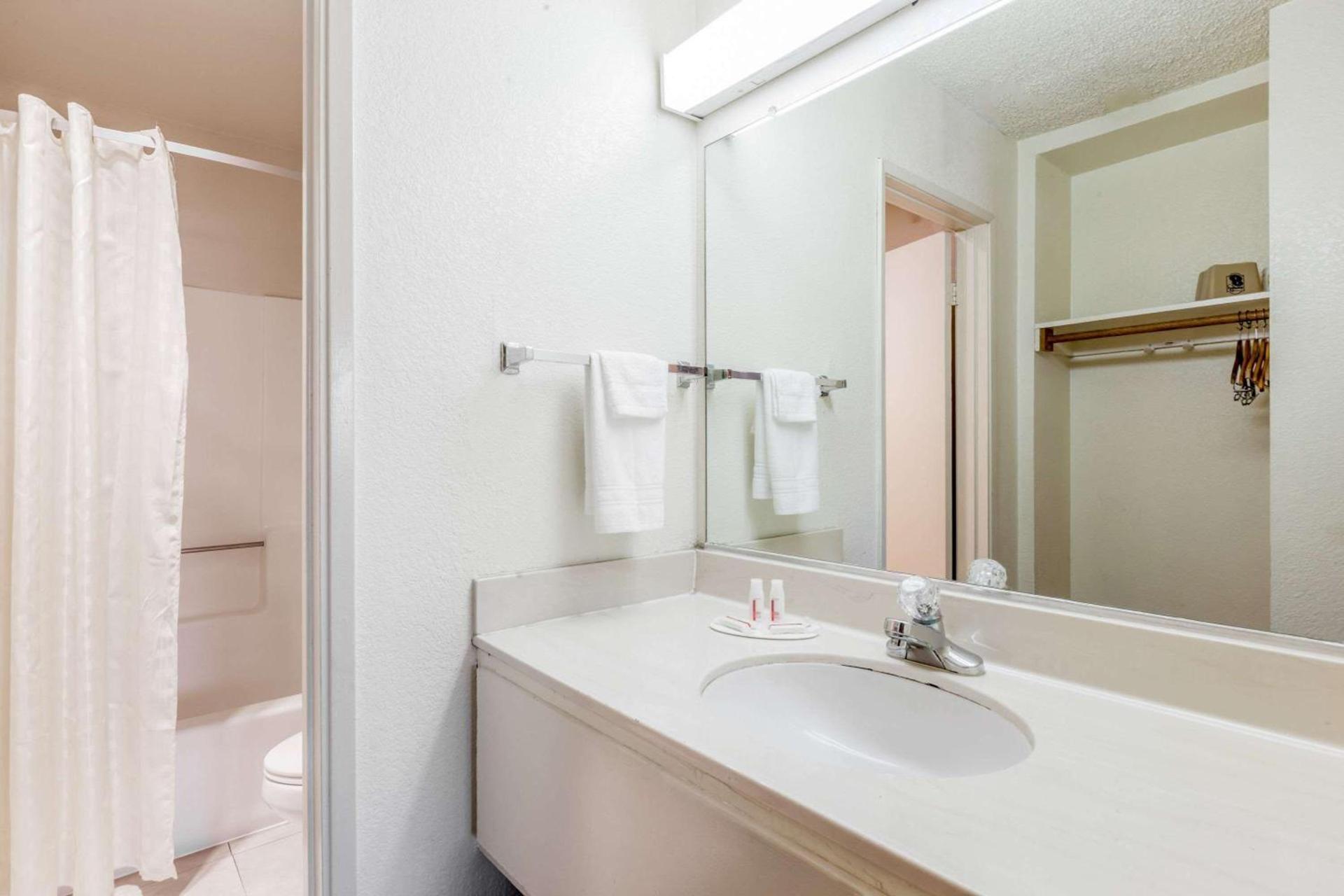 Super 8 by Wyndham Bakersfield/Central photo 10