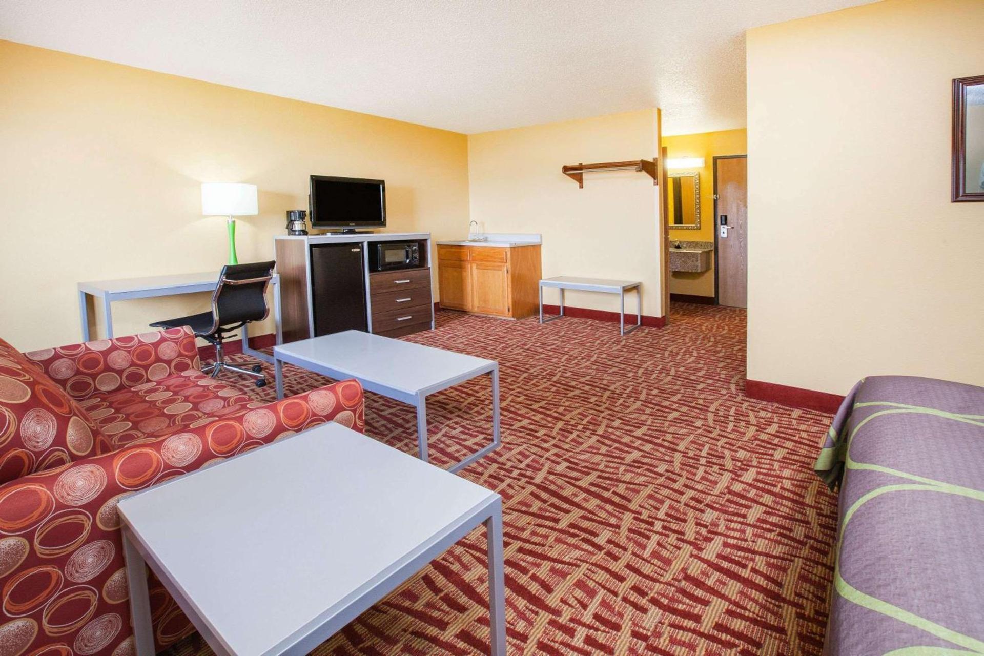 Super 8 by Wyndham Van Buren/Ft. Smith Area photo 12