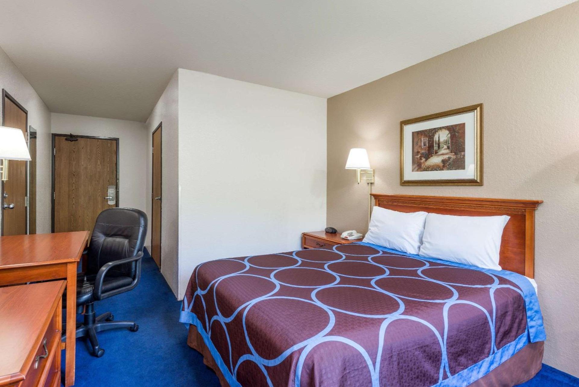 Rodeway Inn Delmont photo 11