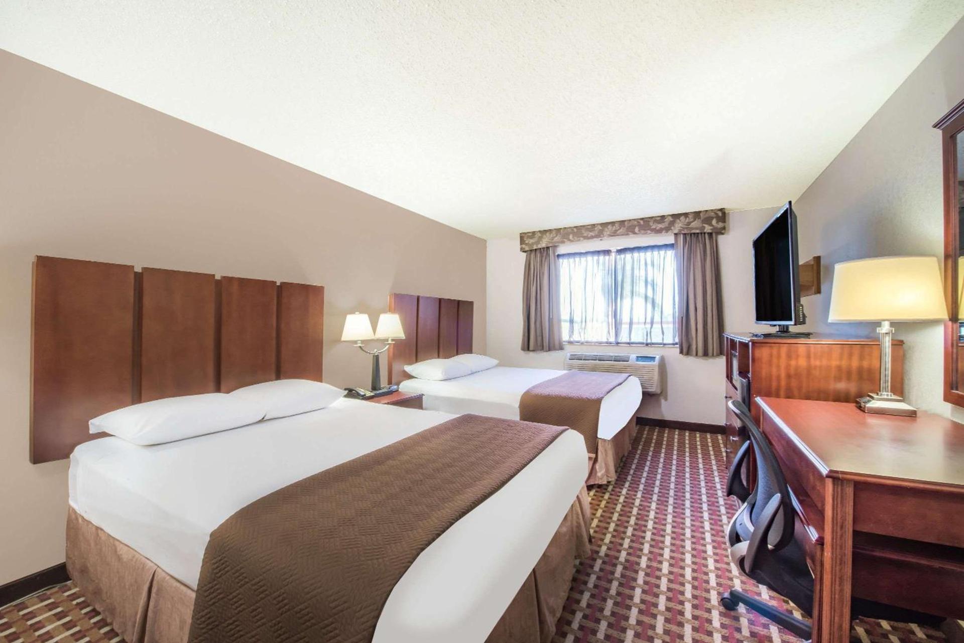 Super 8 by Wyndham Harlingen TX photo 5