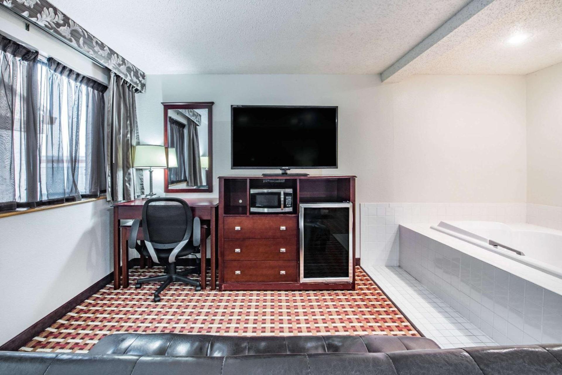 Super 8 by Wyndham Harlingen TX photo 16
