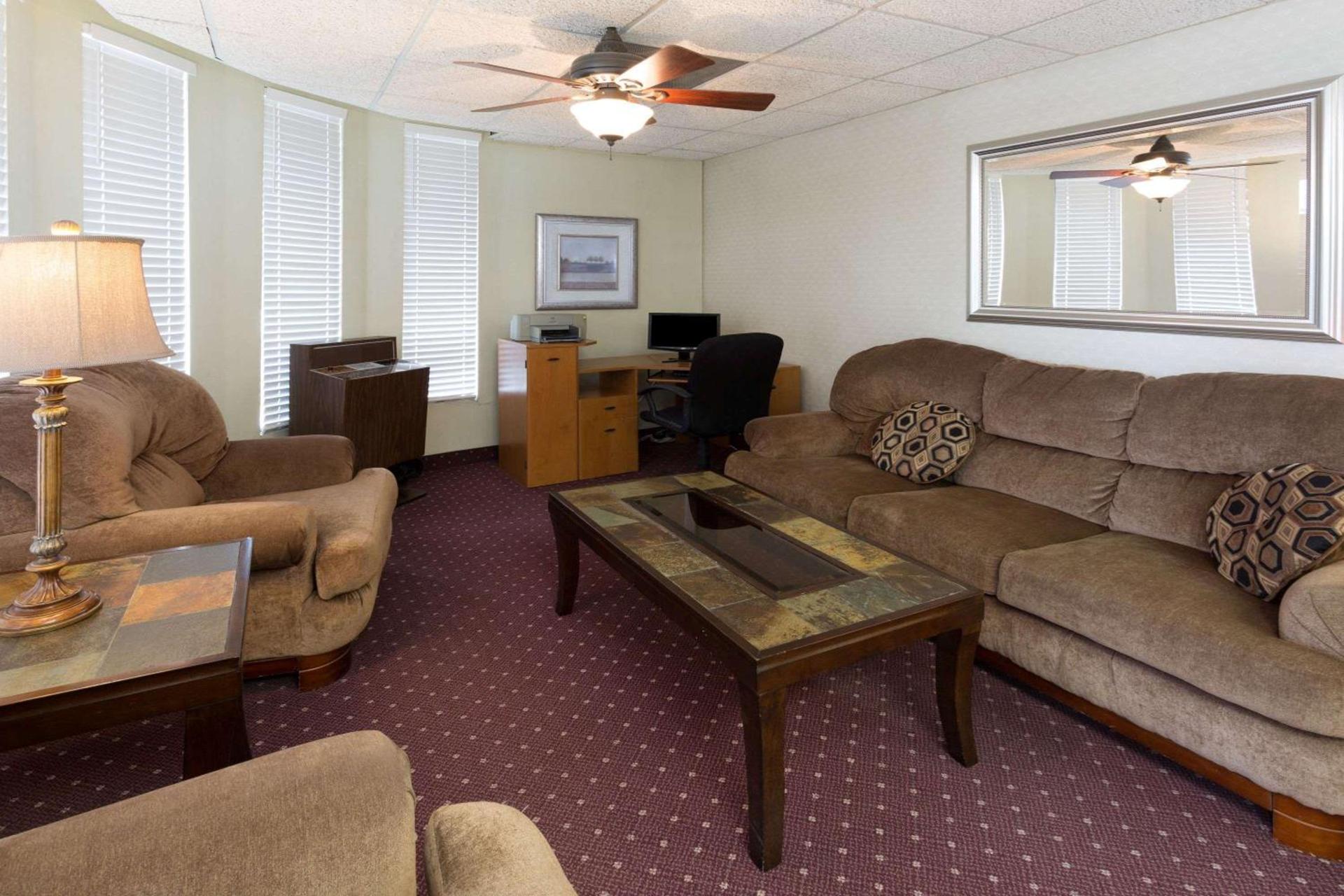 Costa Mesa Inn - Newport Beach Area photo 28