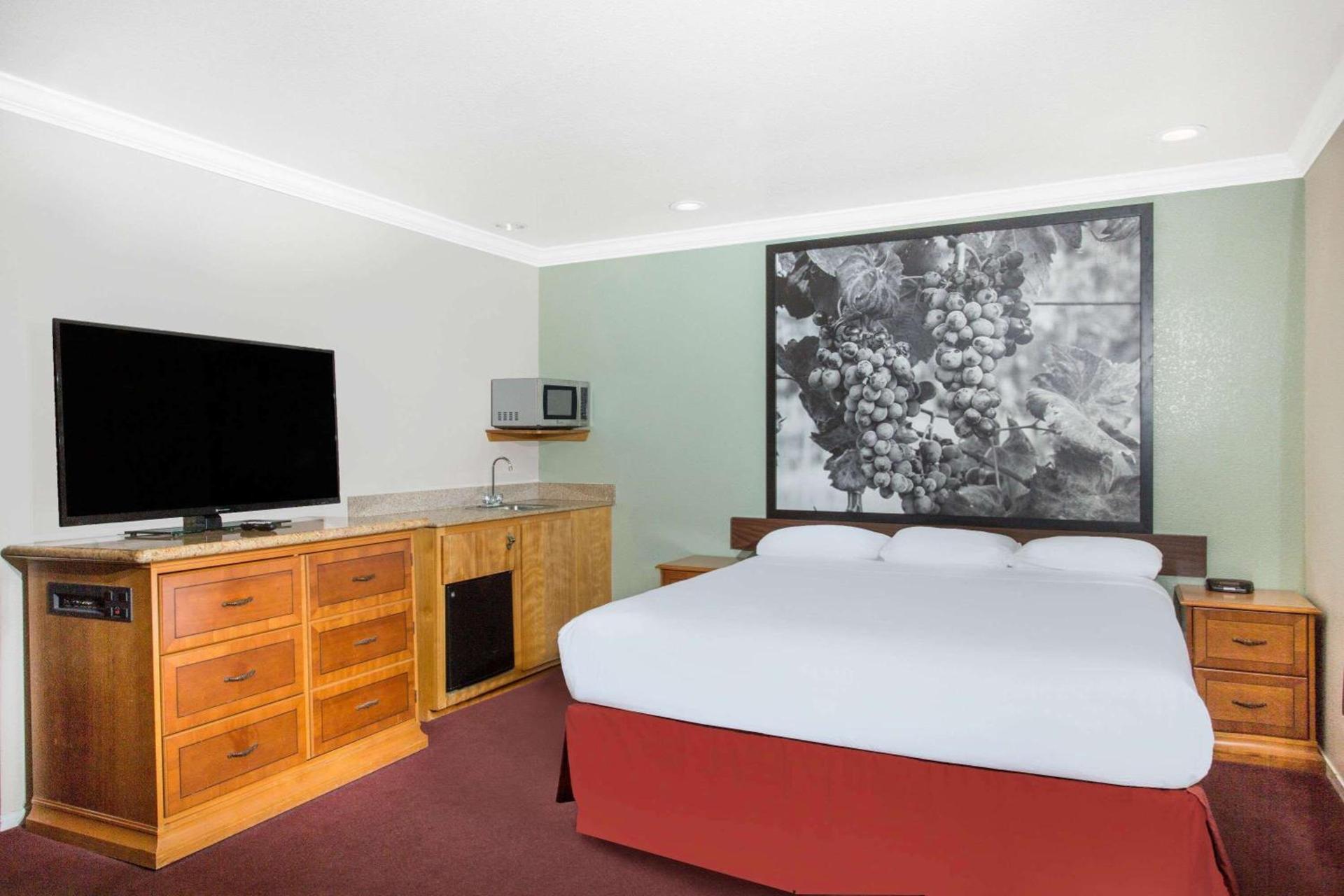 Upper Lake Inn & Suites photo 11