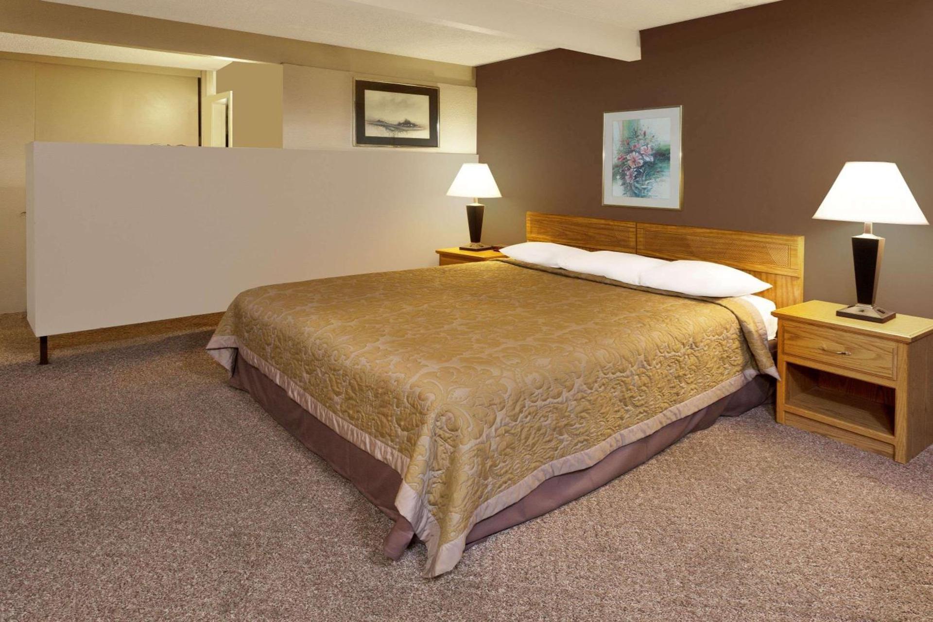 Costa Mesa Inn - Newport Beach Area photo 26