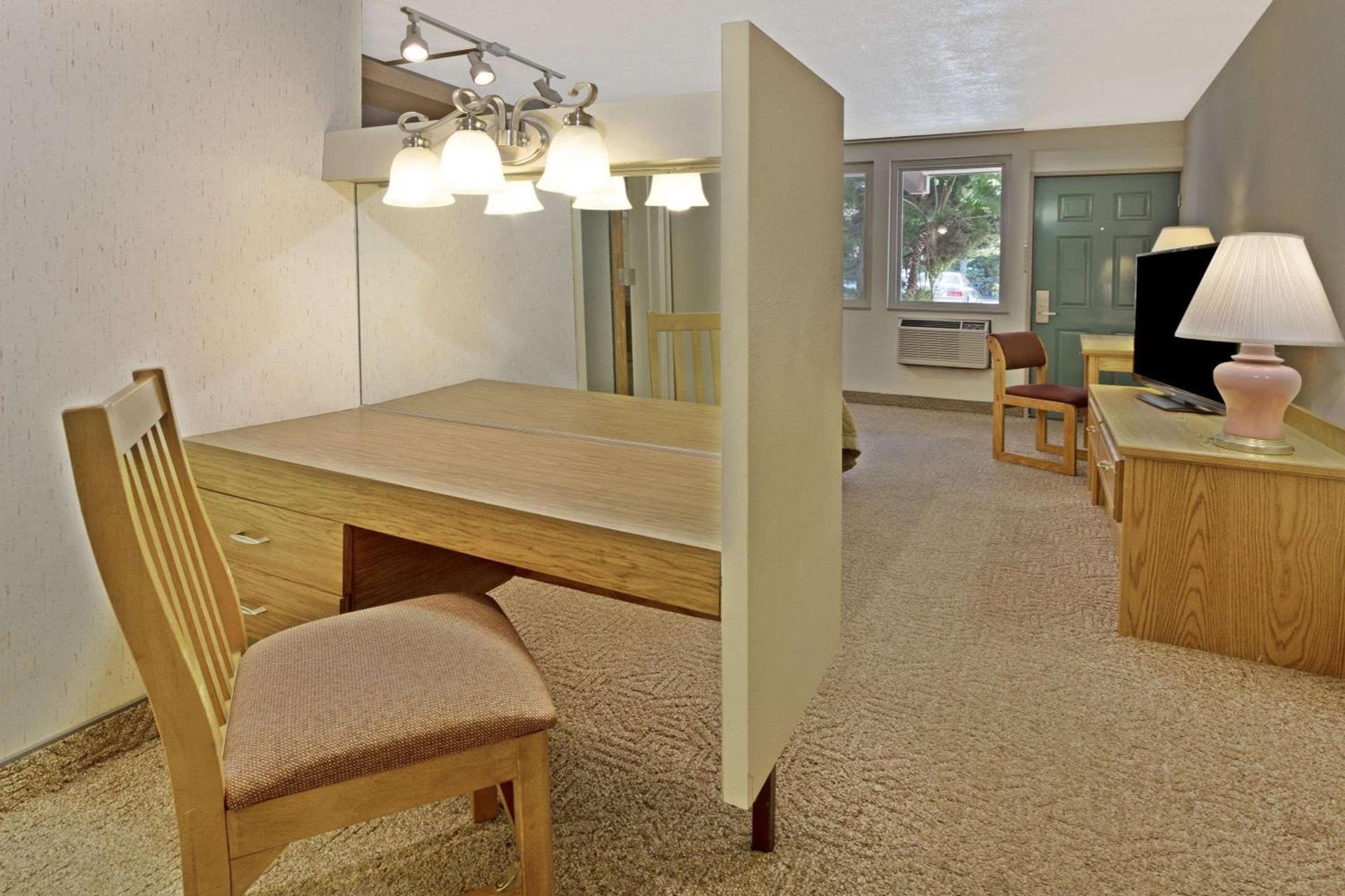Costa Mesa Inn - Newport Beach Area photo 27