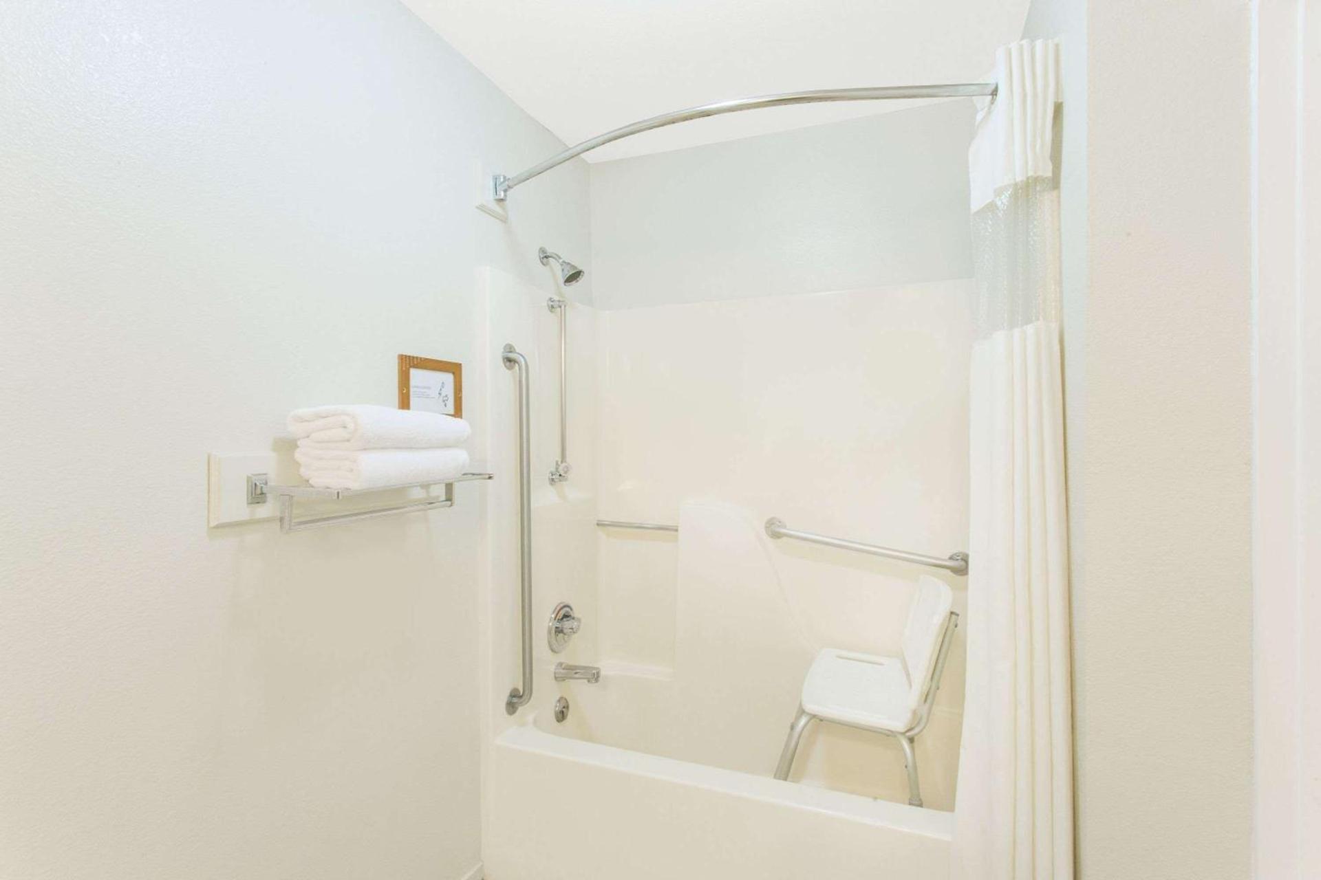 Upper Lake Inn & Suites photo 5