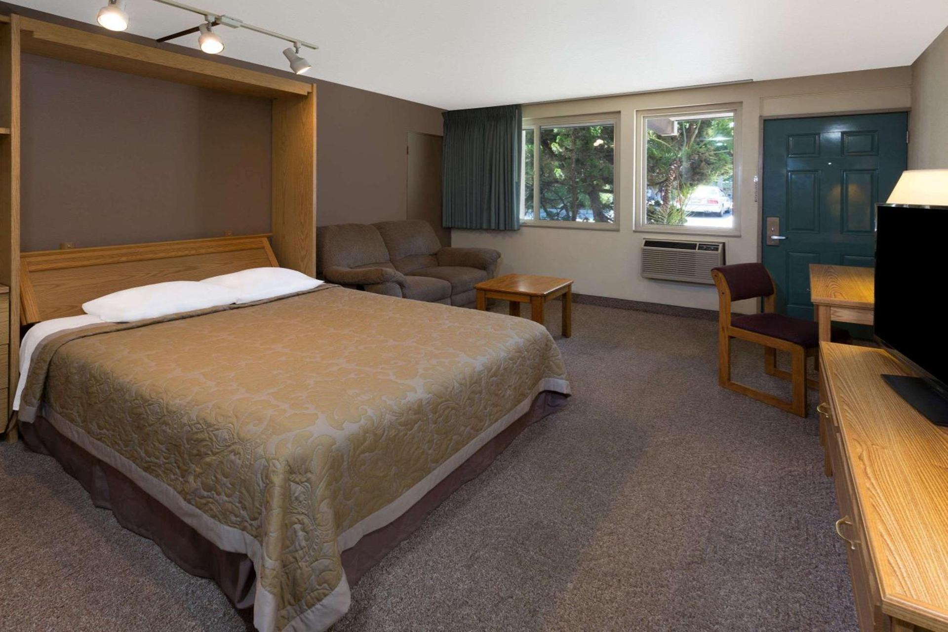 Costa Mesa Inn - Newport Beach Area photo 25