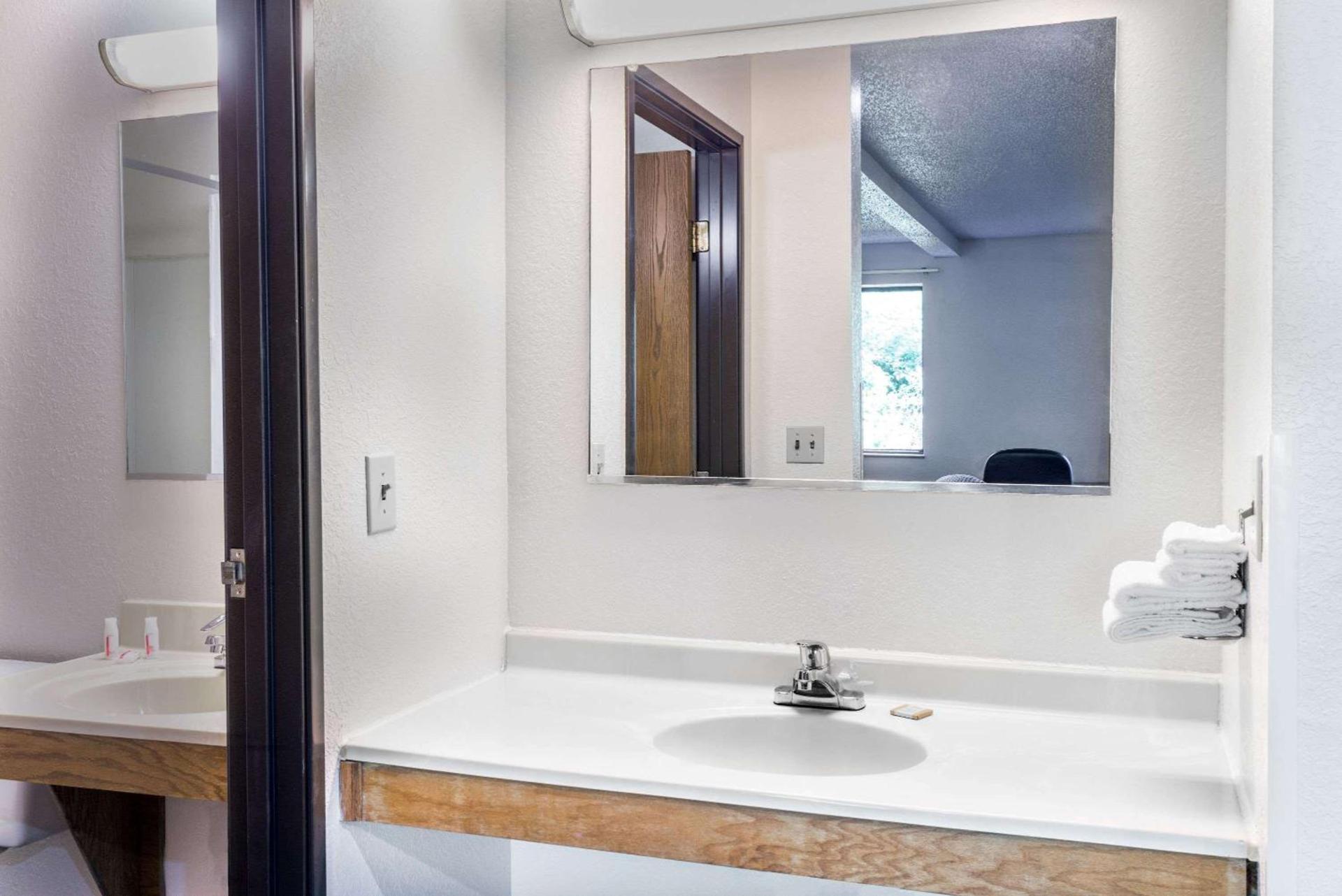 Rodeway Inn Delmont photo 14