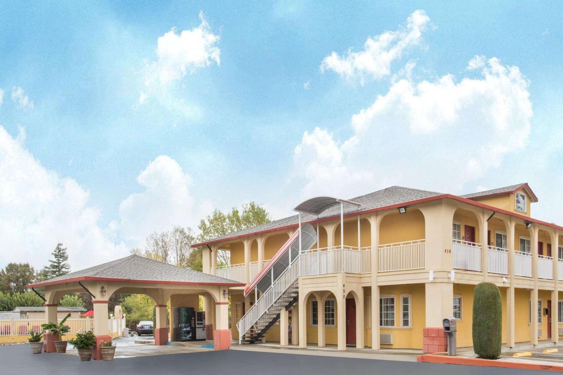 Upper Lake Inn & Suites photo 2