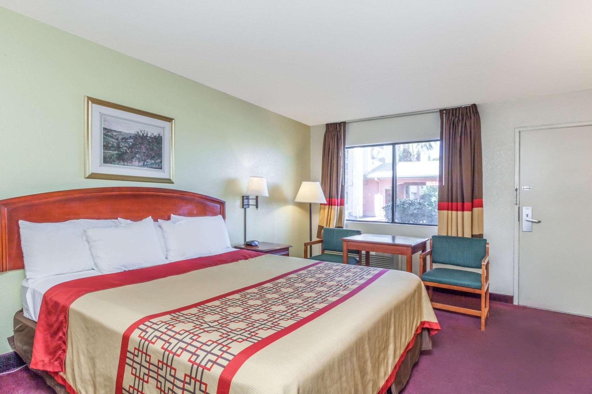 Super 8 by Wyndham Bakersfield/Central photo 6
