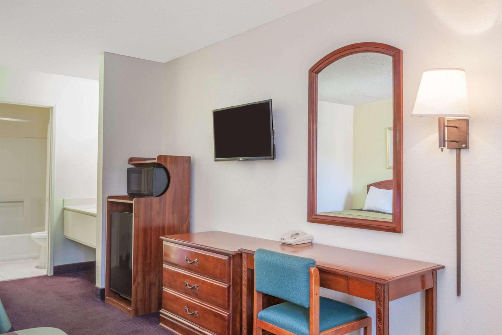 Super 8 by Wyndham Bakersfield/Central photo 12