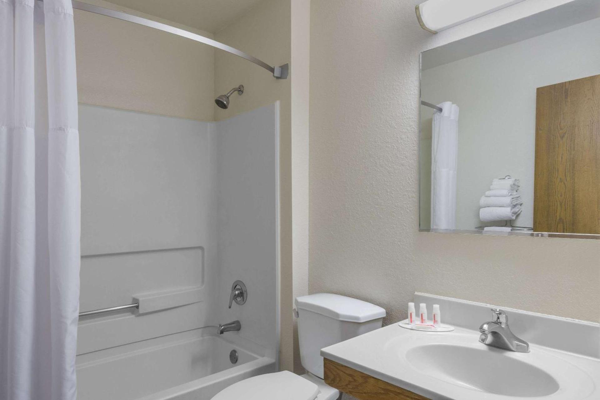 Rodeway Inn Delmont photo 13