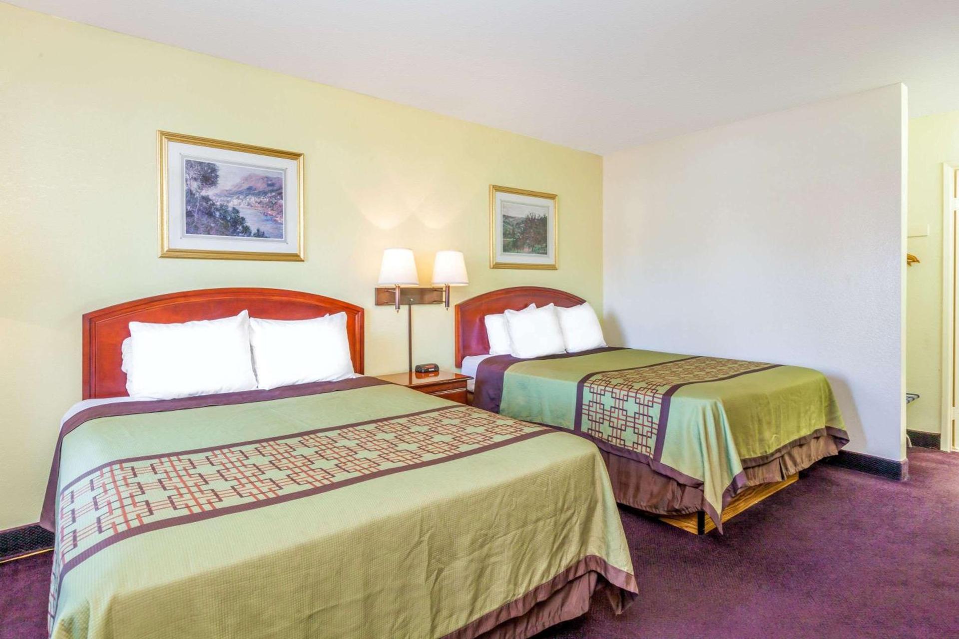 Super 8 by Wyndham Bakersfield/Central photo 9