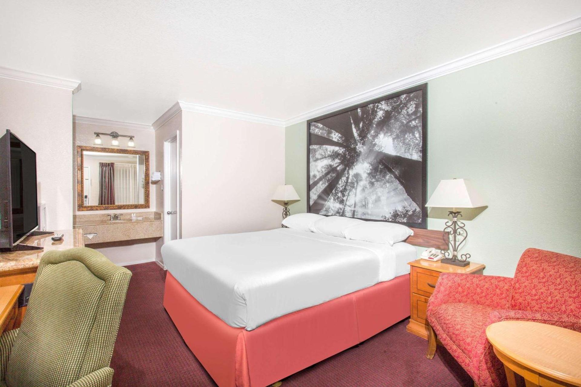 Upper Lake Inn & Suites photo 6