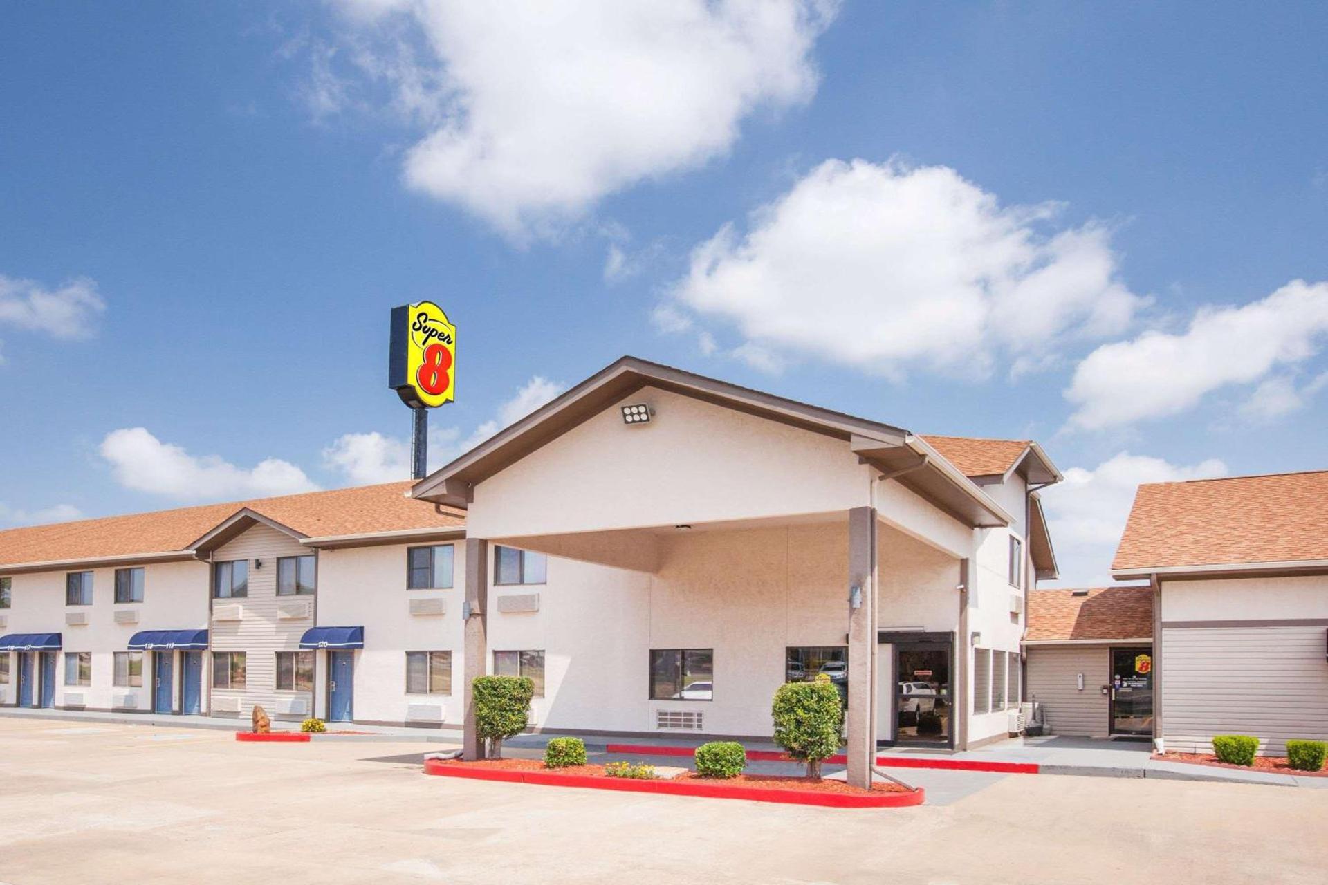 Super 8 by Wyndham Van Buren/Ft. Smith Area photo 2