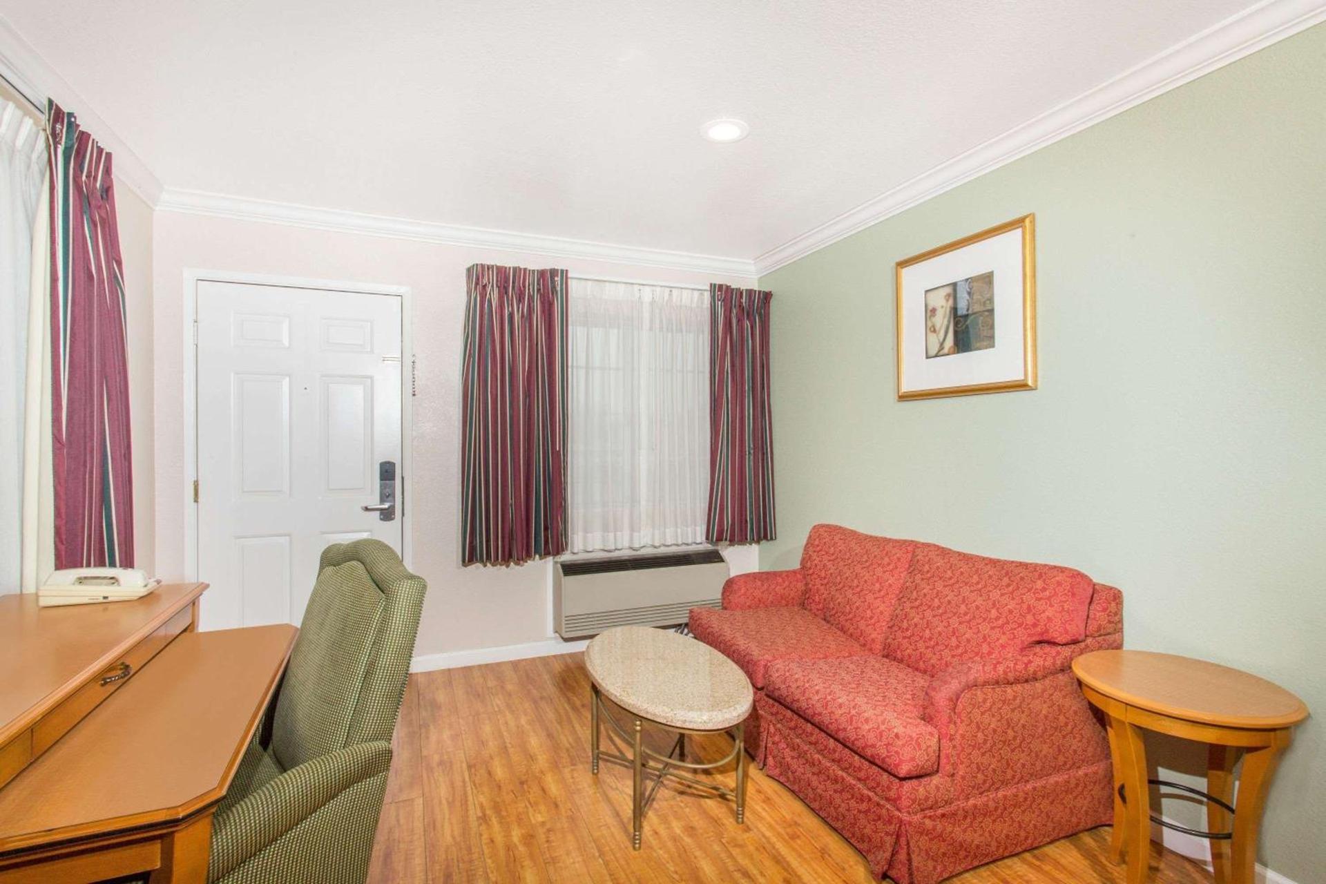 Upper Lake Inn & Suites photo 12