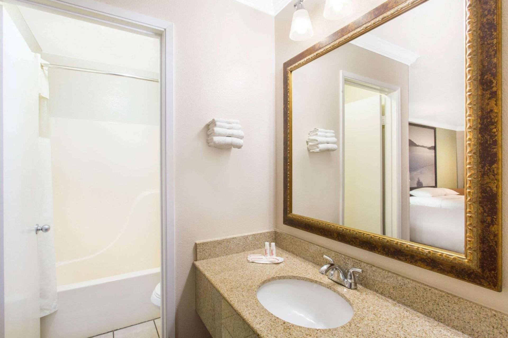 Upper Lake Inn & Suites photo 10
