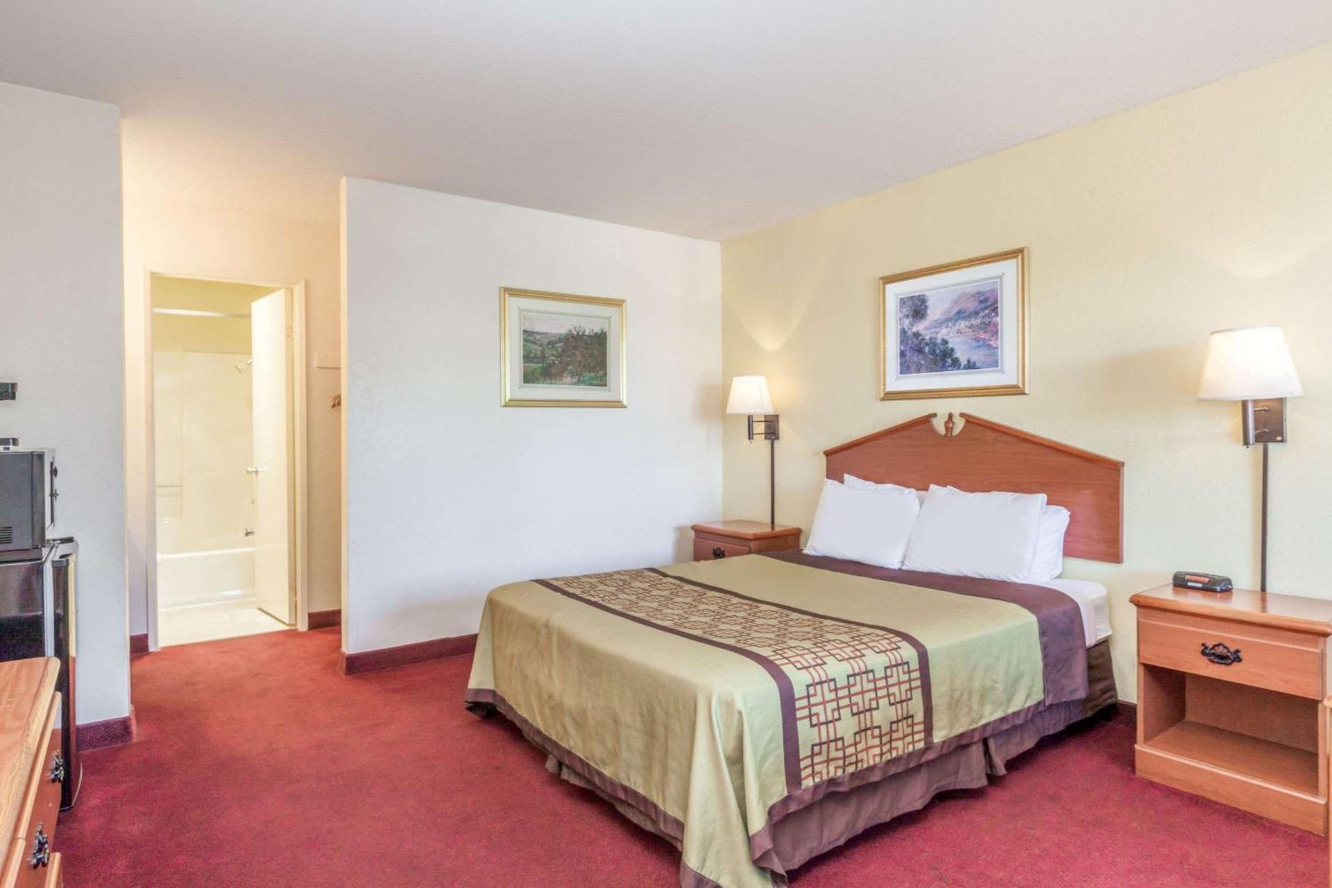Super 8 by Wyndham Bakersfield/Central photo 11