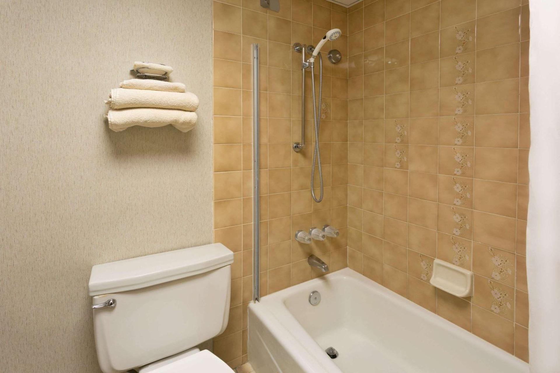 Costa Mesa Inn - Newport Beach Area photo 21