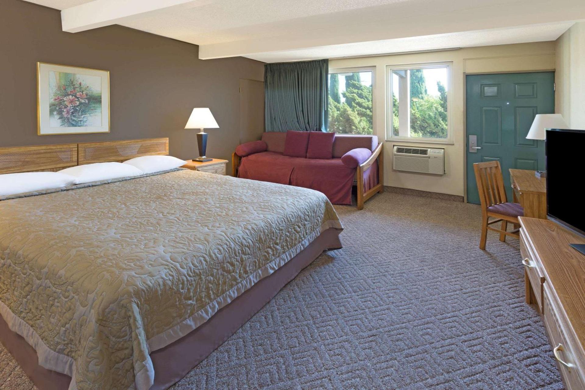 Costa Mesa Inn - Newport Beach Area photo 20