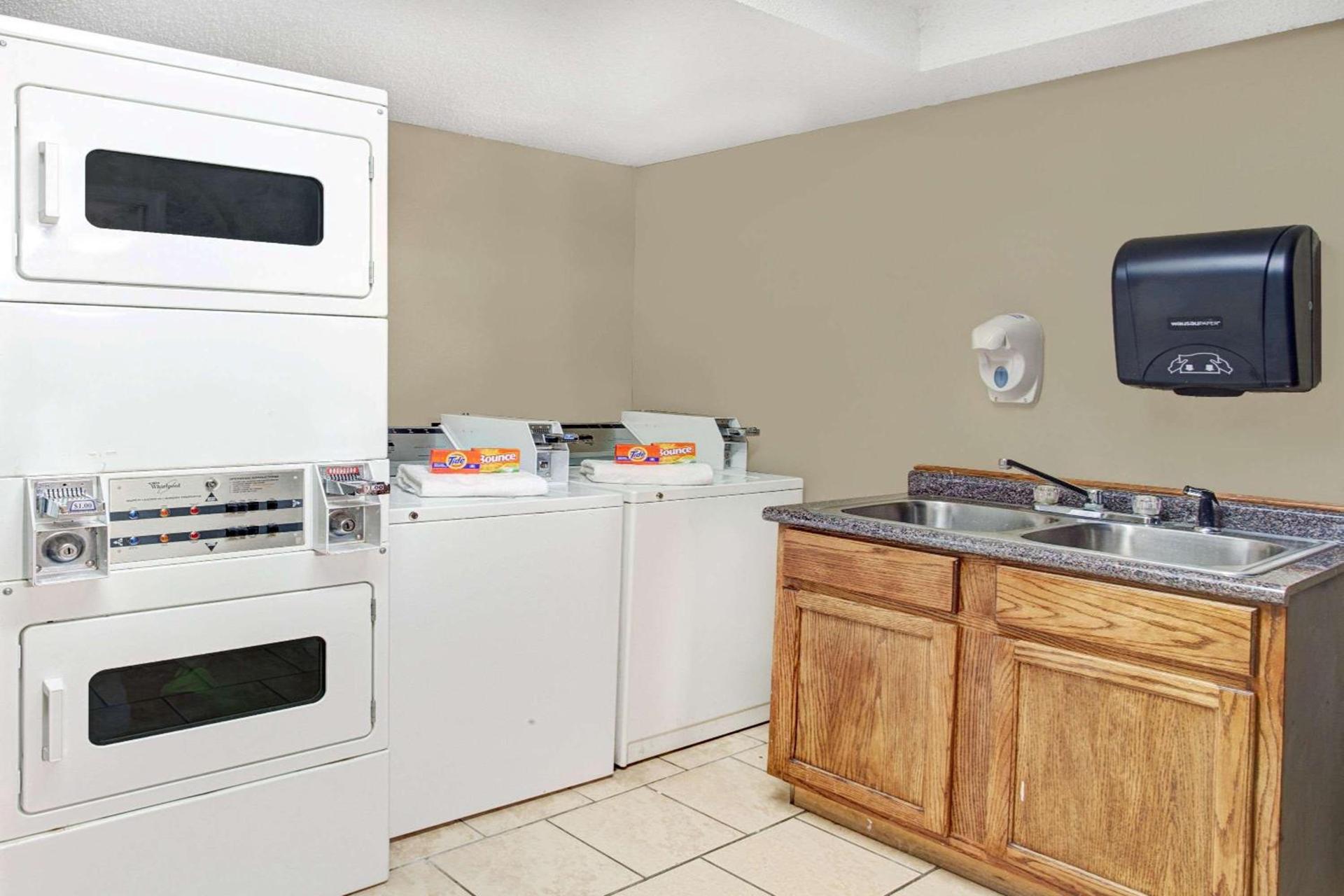 Super 8 by Wyndham West Memphis photo 15