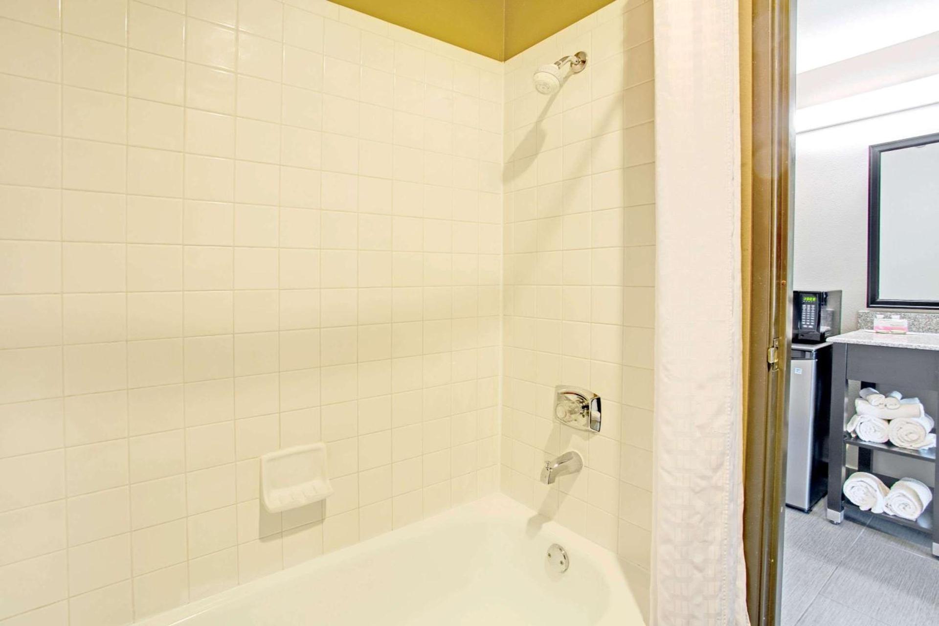 Super 8 by Wyndham Fort Collins photo 8