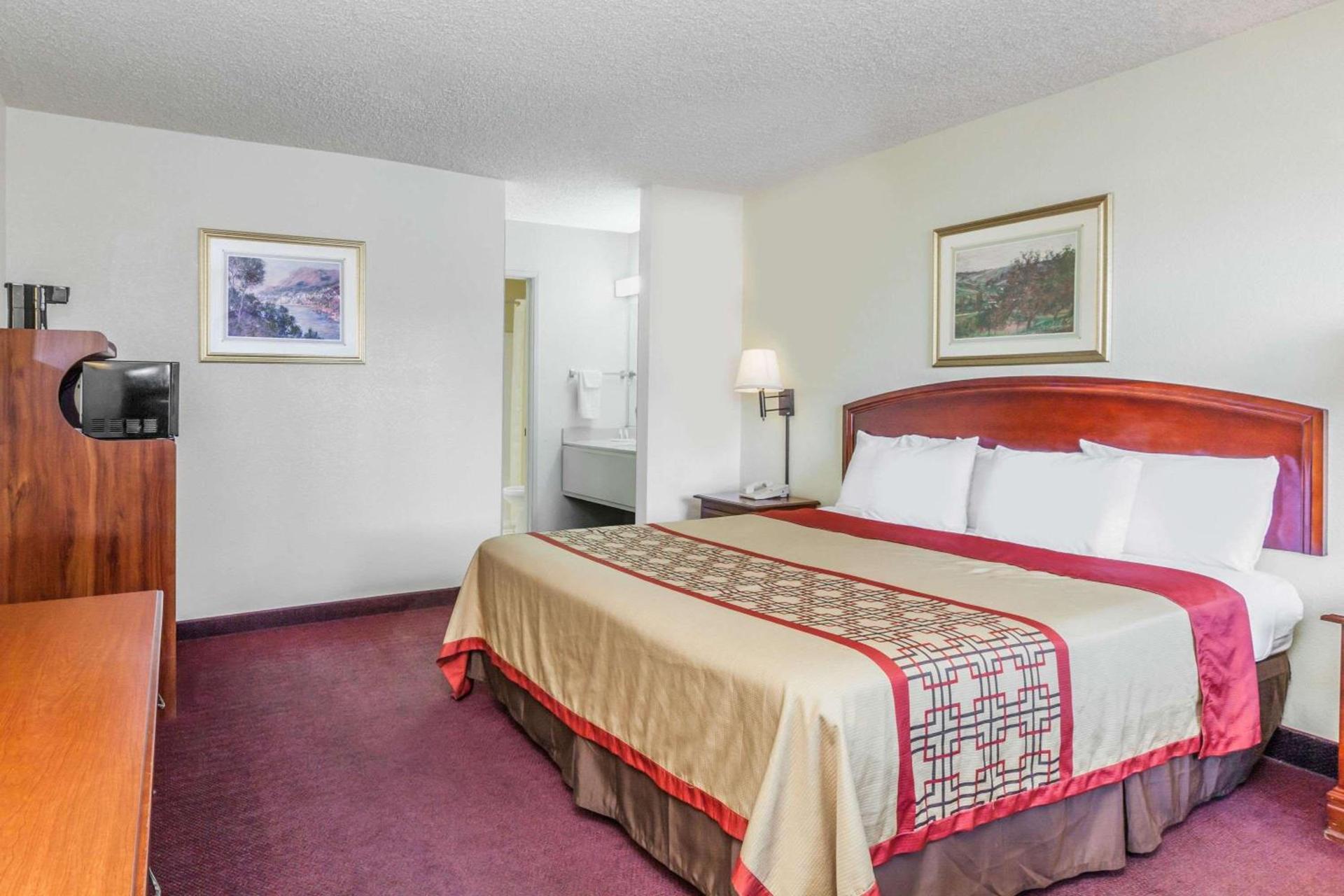Super 8 by Wyndham Bakersfield/Central photo 7