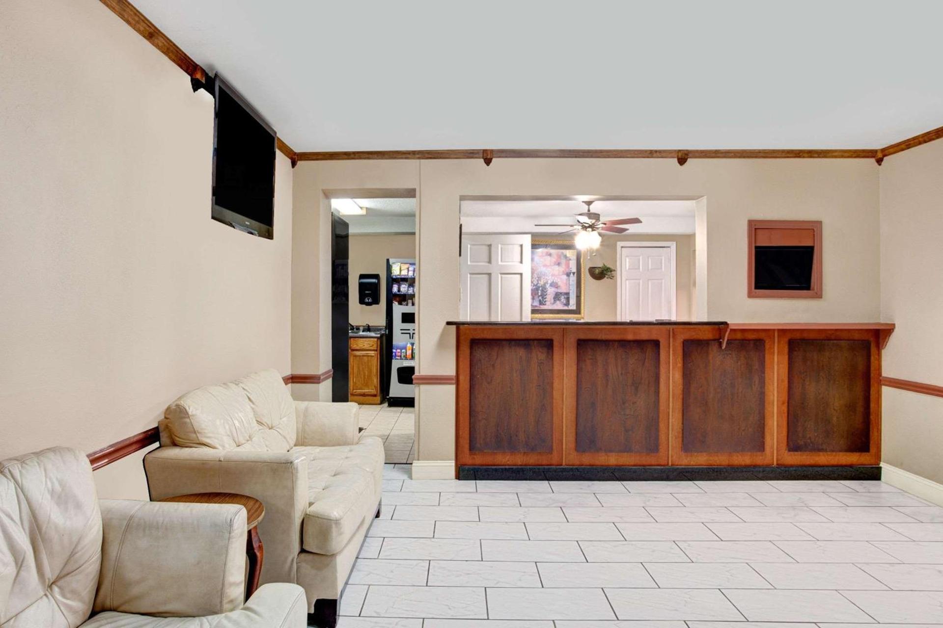 Super 8 by Wyndham West Memphis photo 3