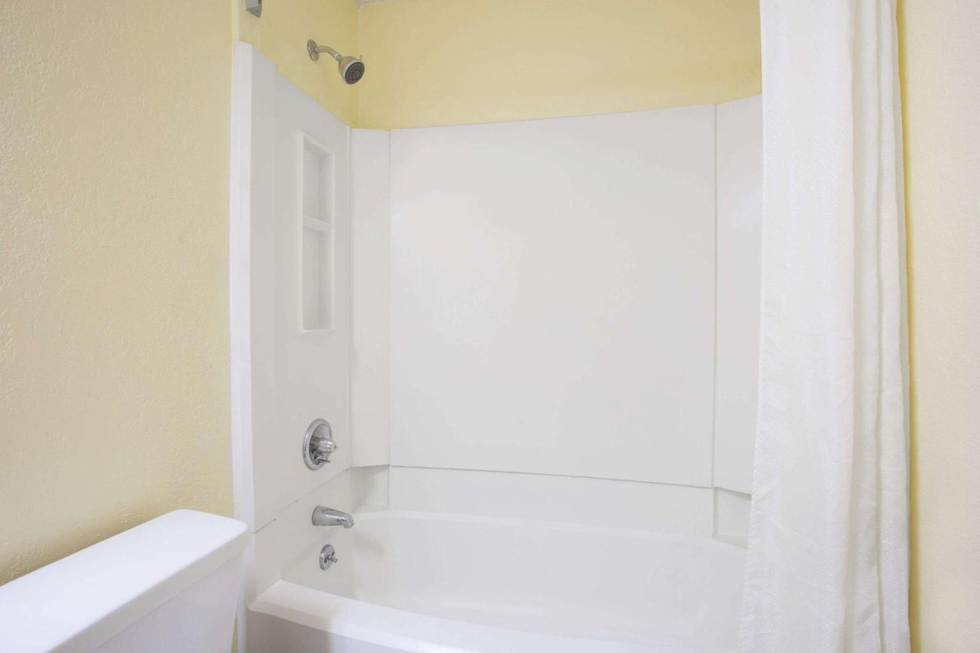 Super 8 by Wyndham Warner Robins photo 10
