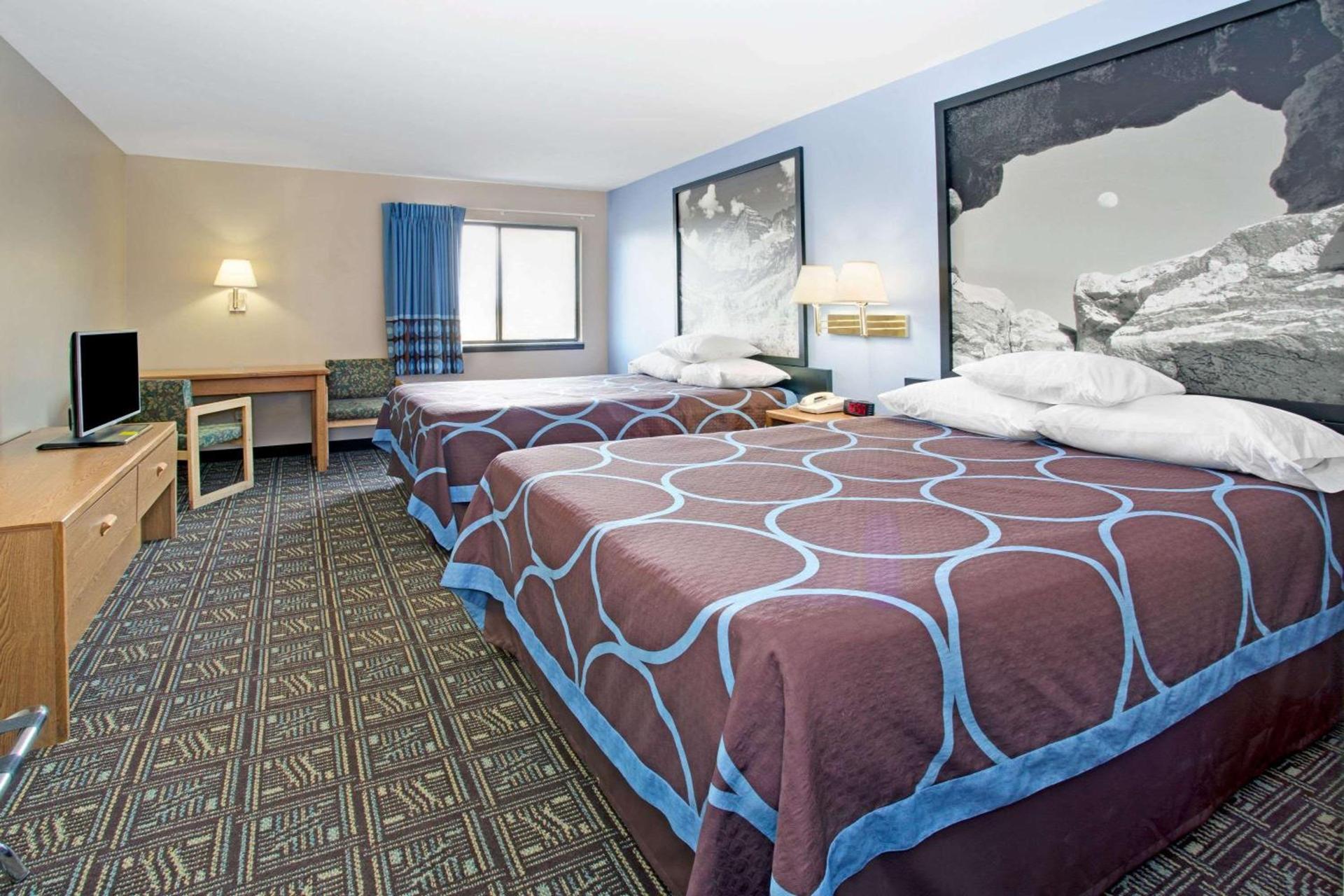 Super 8 by Wyndham Fort Collins photo 2