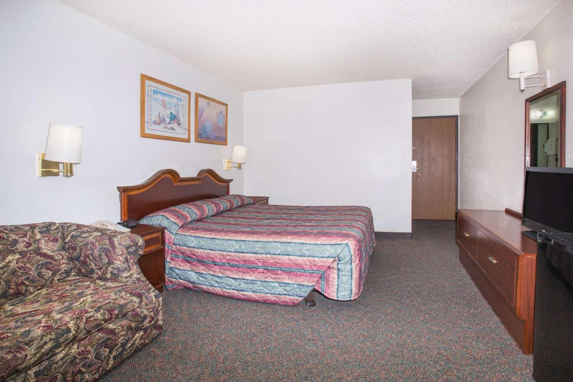 Super 8 by Wyndham Limon photo 12