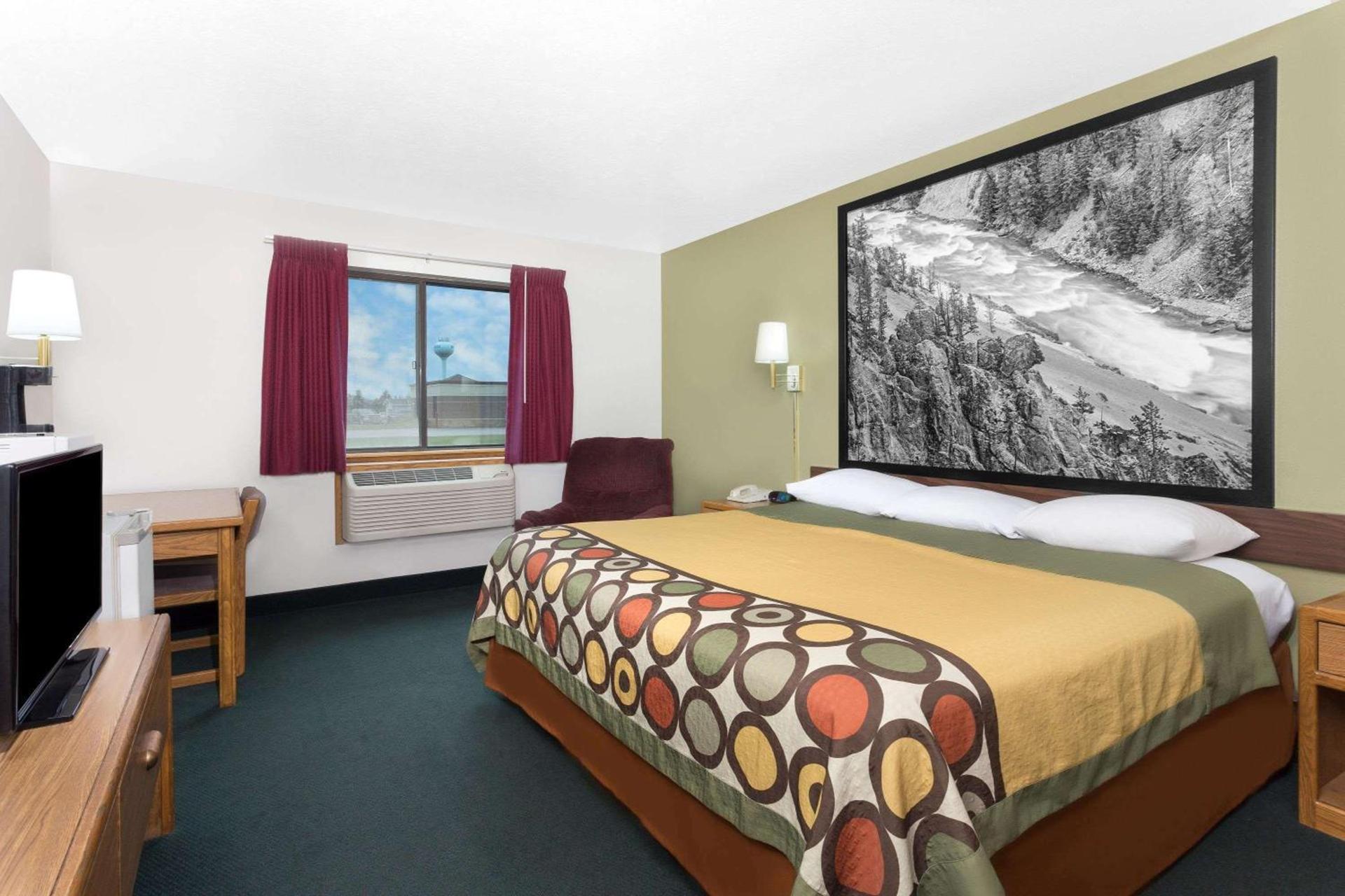 Super 8 by Wyndham Antigo photo 30