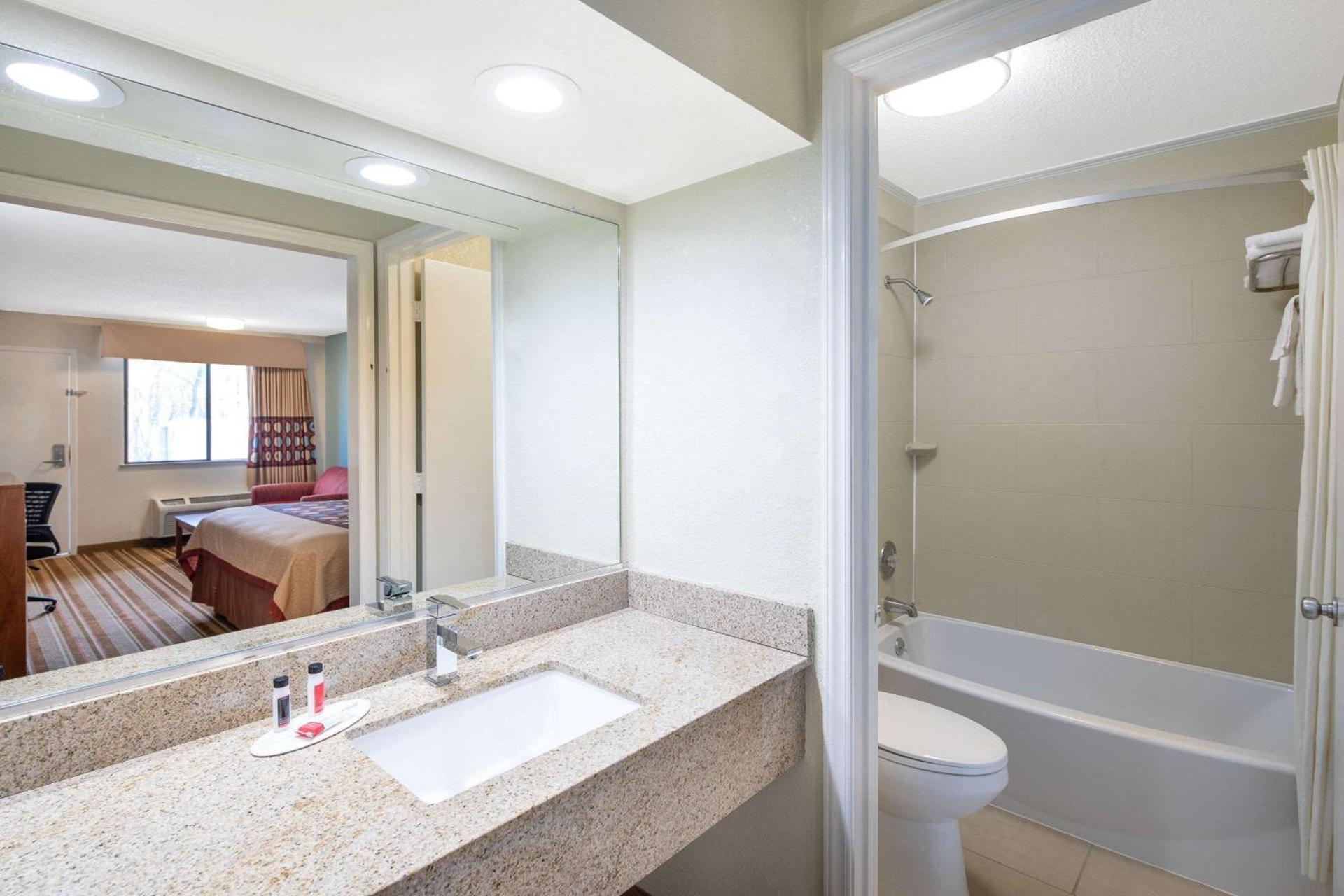 Super 8 by Wyndham Burlington NC photo 32
