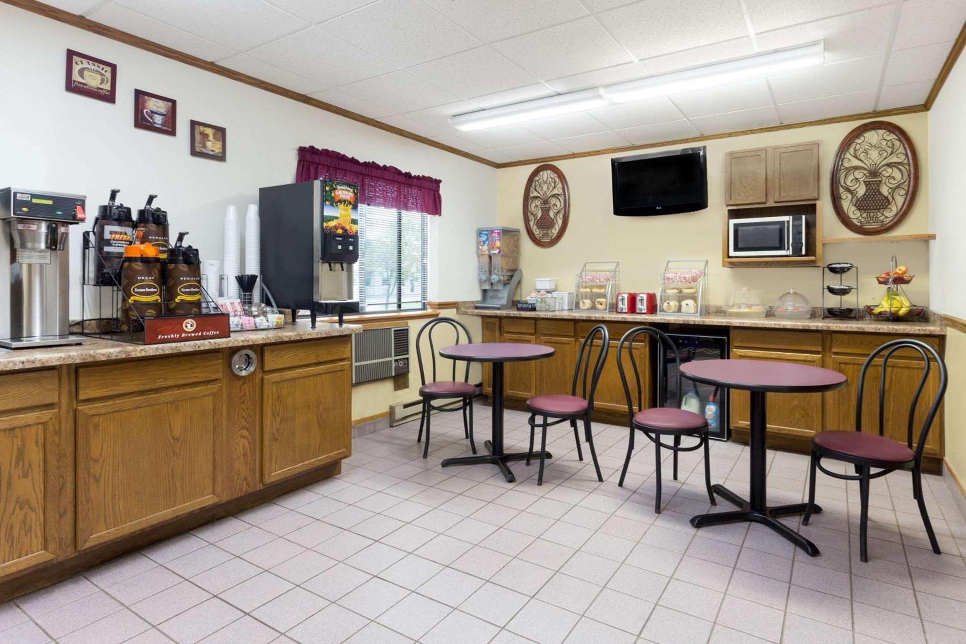 Super 8 by Wyndham Antigo photo 32