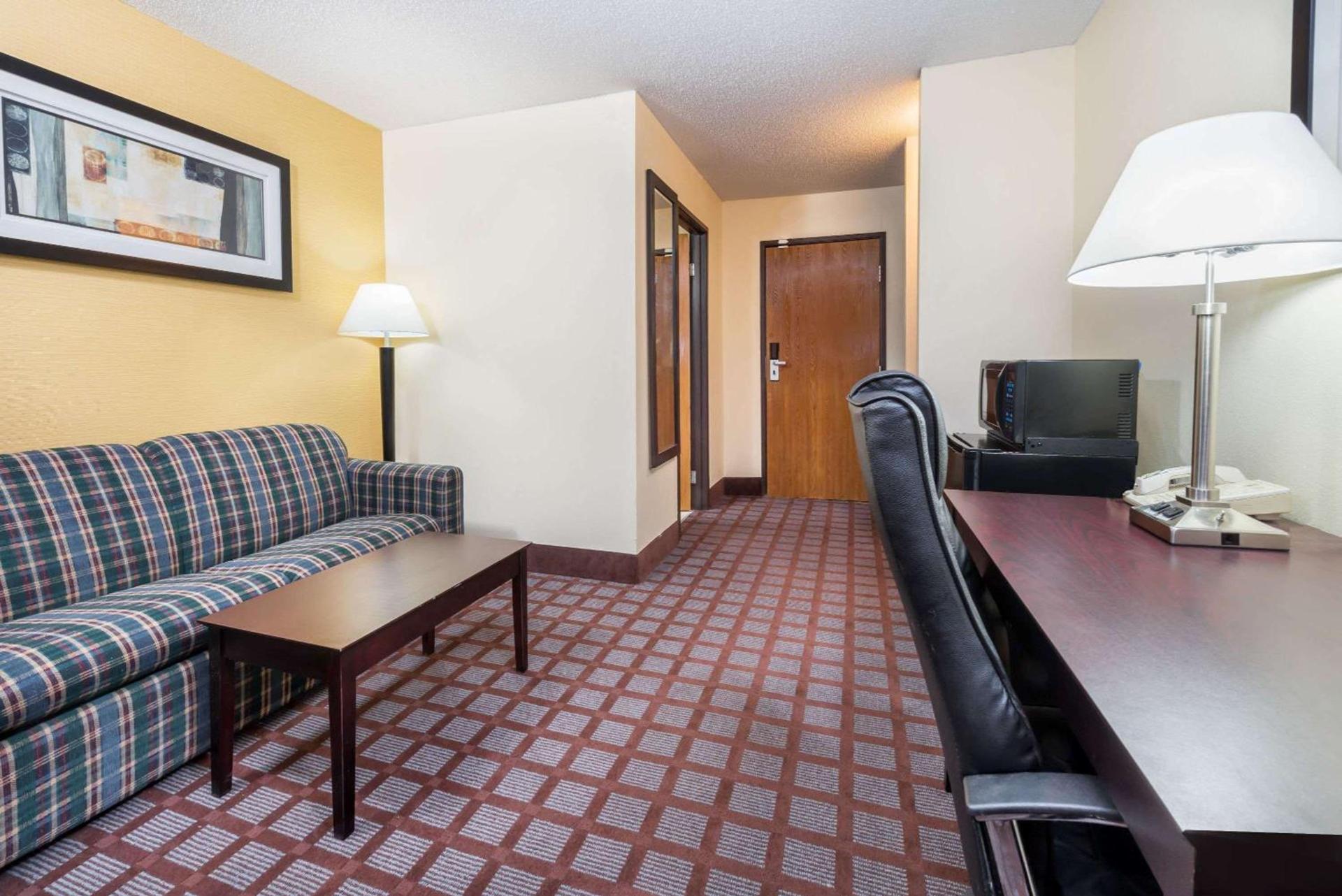 Super 8 by Wyndham Bloomington University Area photo 13