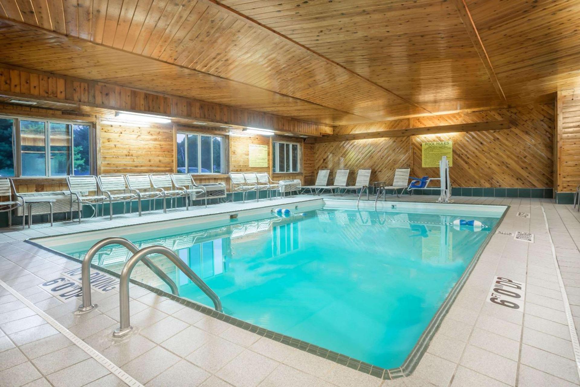 Super 8 by Wyndham Bloomington University Area photo 5