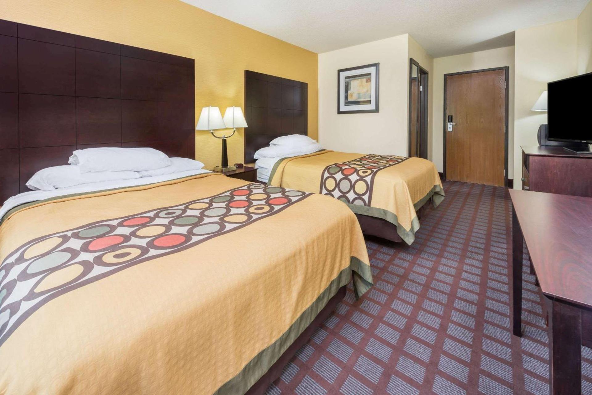 Super 8 by Wyndham Bloomington University Area photo 9