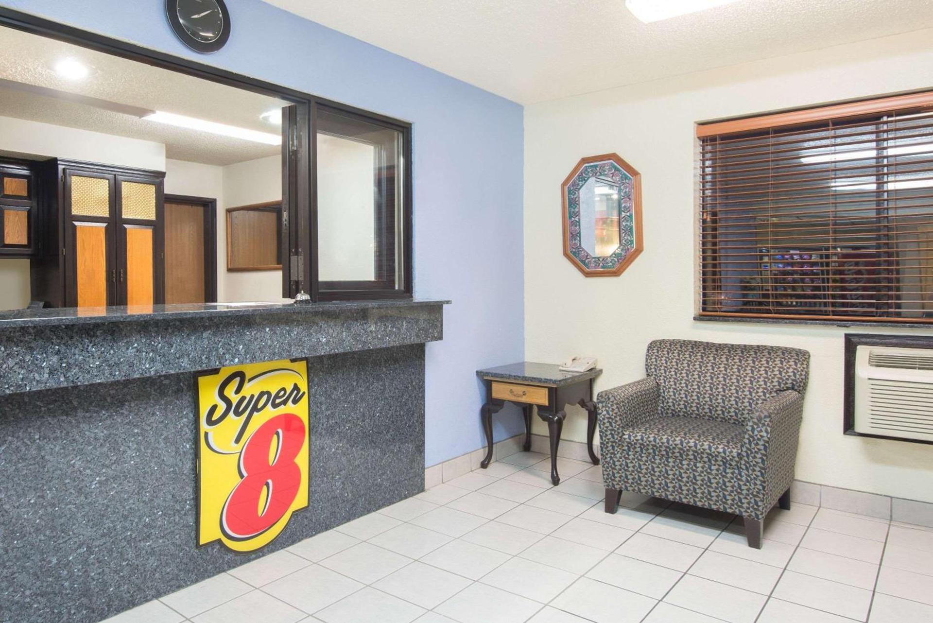 Super 8 by Wyndham New Castle photo 3