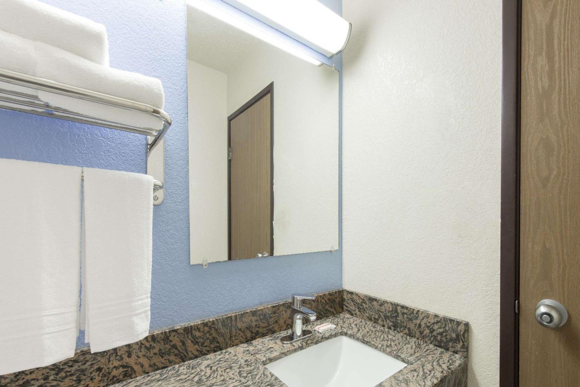 Super 8 by Wyndham New Castle photo 5