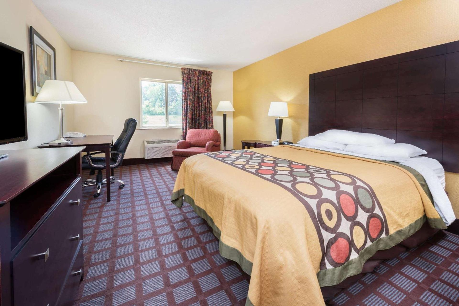 Super 8 by Wyndham Bloomington University Area photo 6