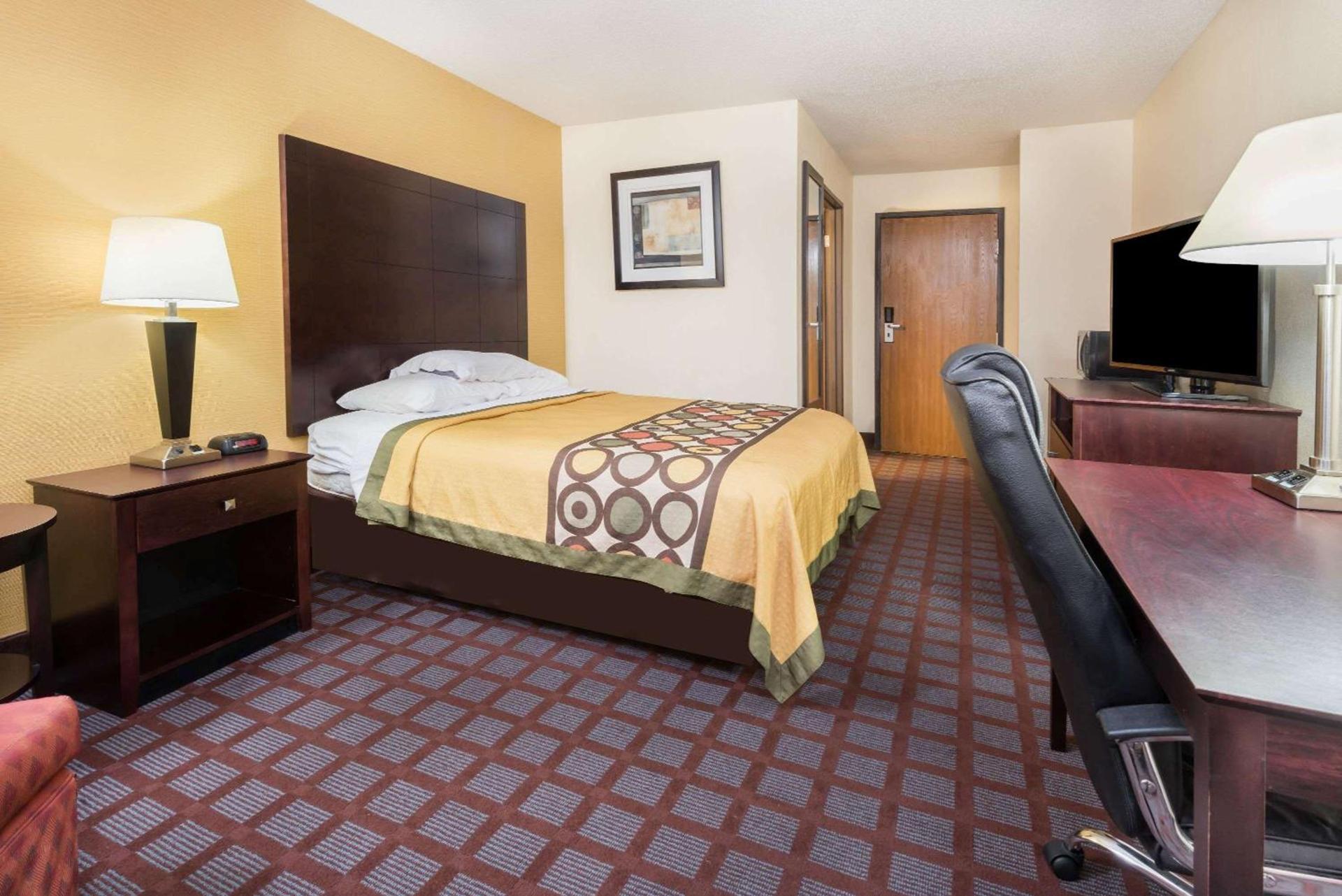 Super 8 by Wyndham Bloomington University Area photo 8