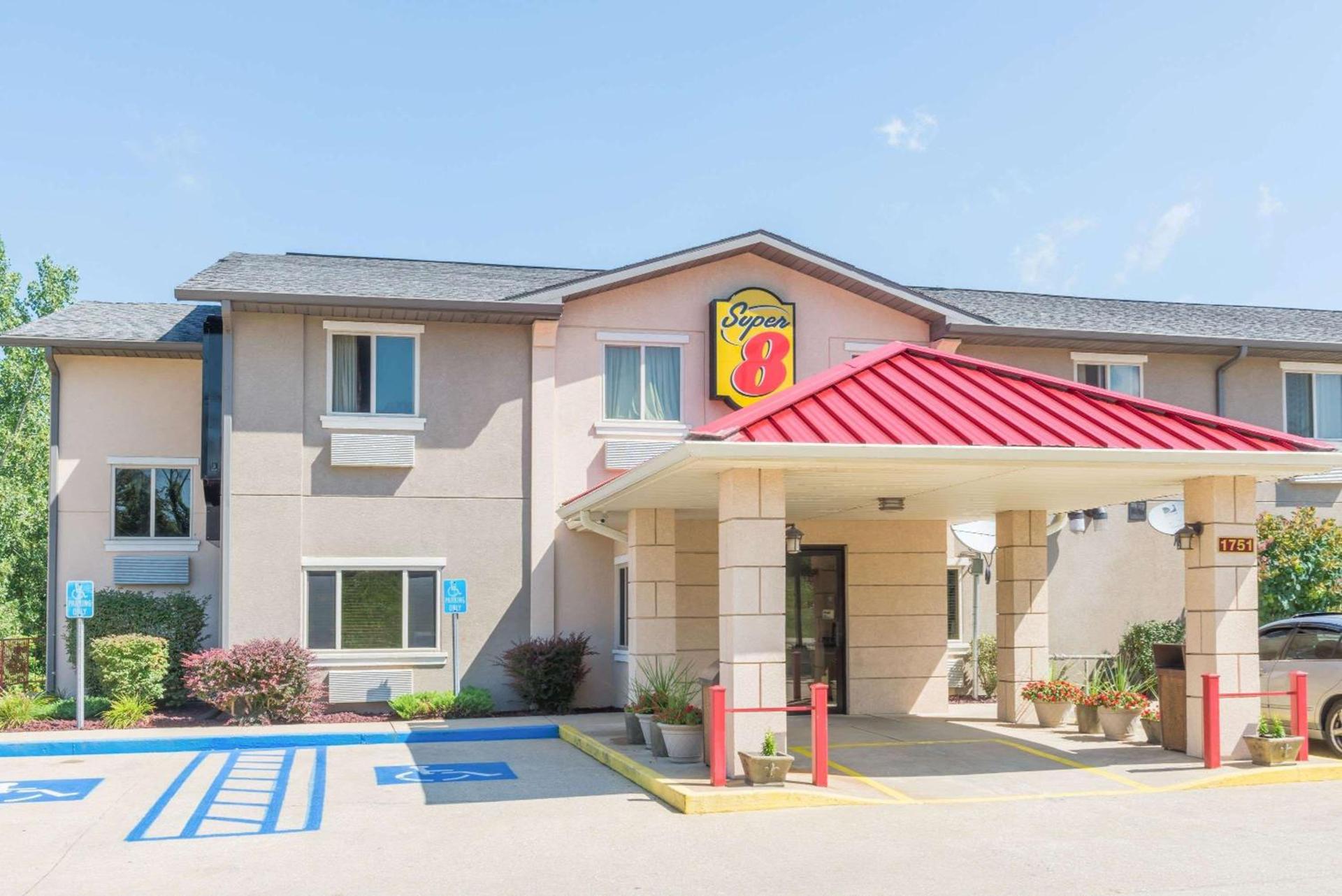 Super 8 by Wyndham Bloomington University Area photo 2