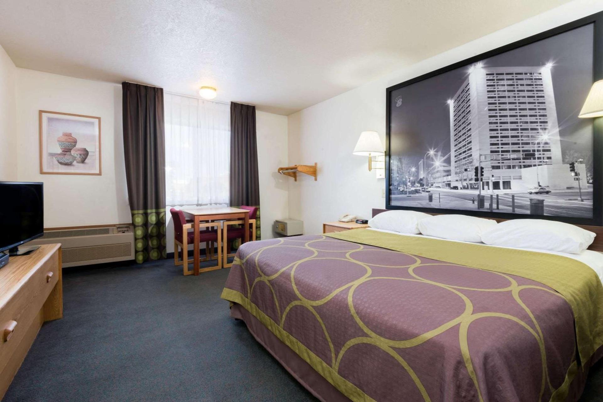 Super 8 by Wyndham Bernalillo photo 5