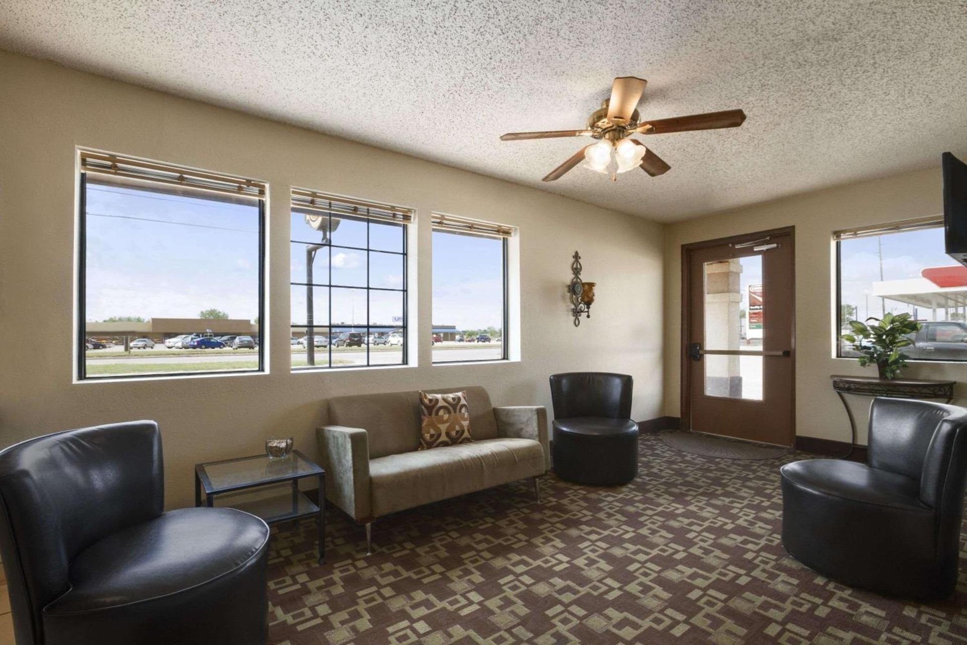 Super 8 by Wyndham Blackwell photo 2