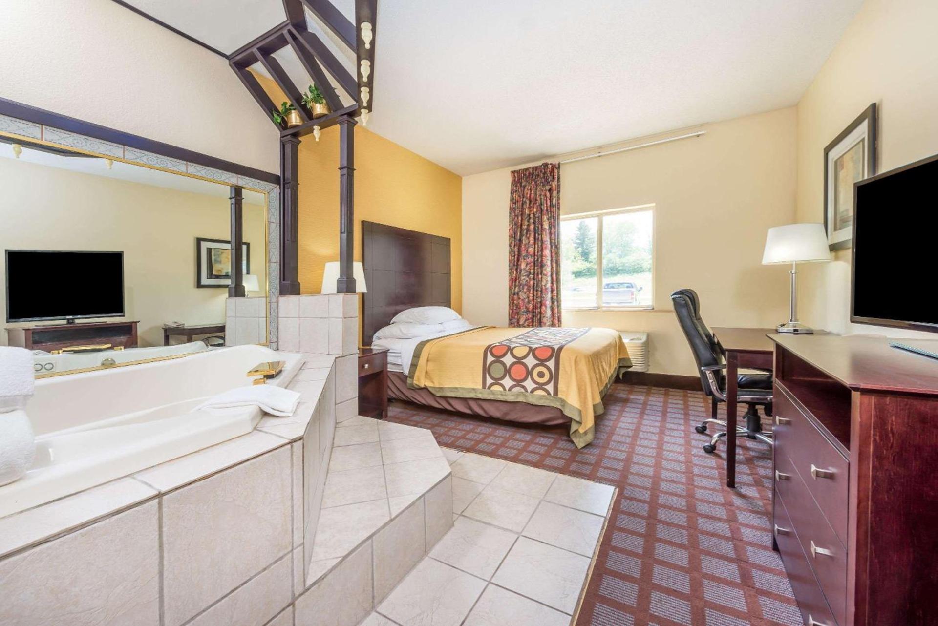 Super 8 by Wyndham Bloomington University Area photo 12