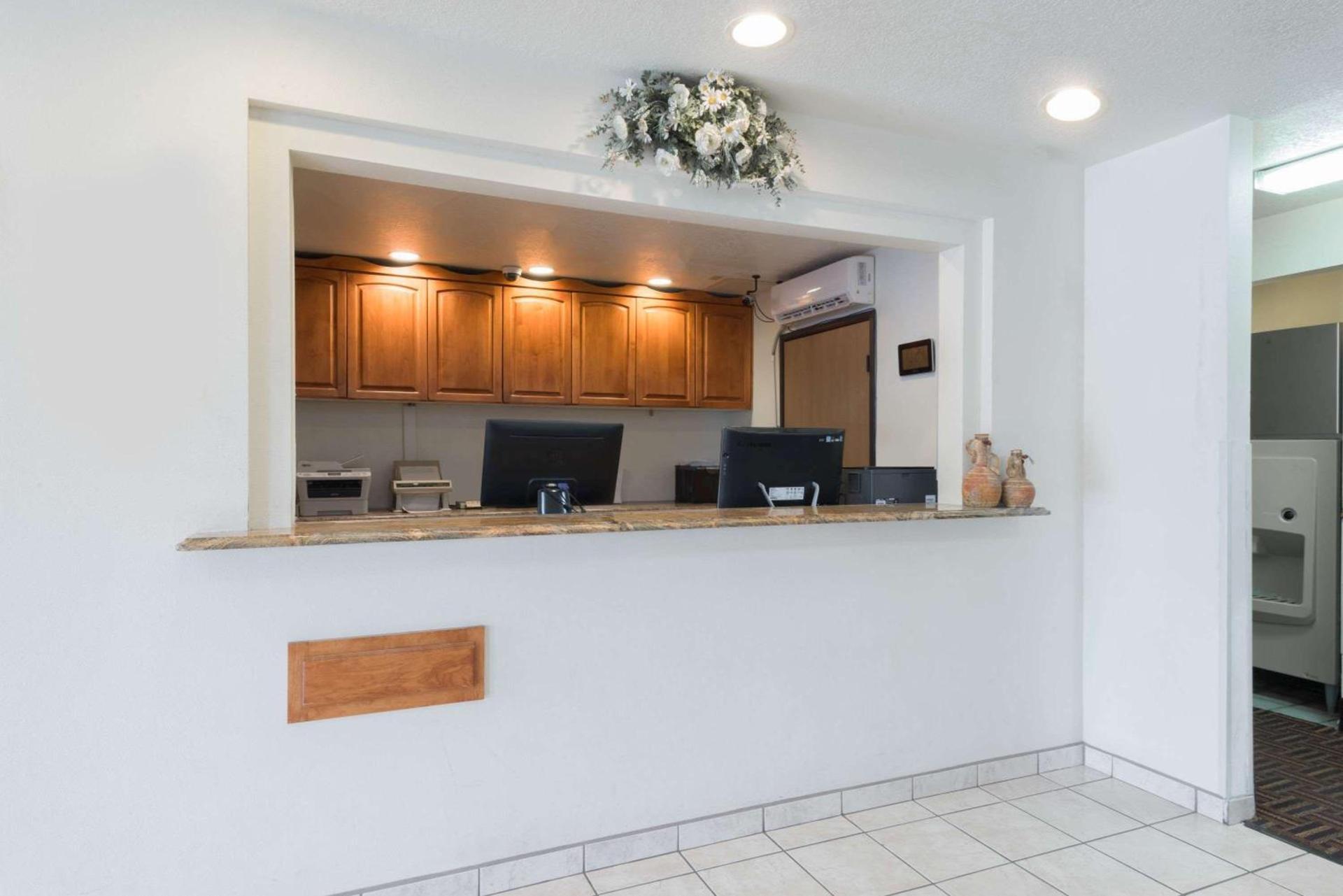 Super 8 by Wyndham Bernalillo photo 3