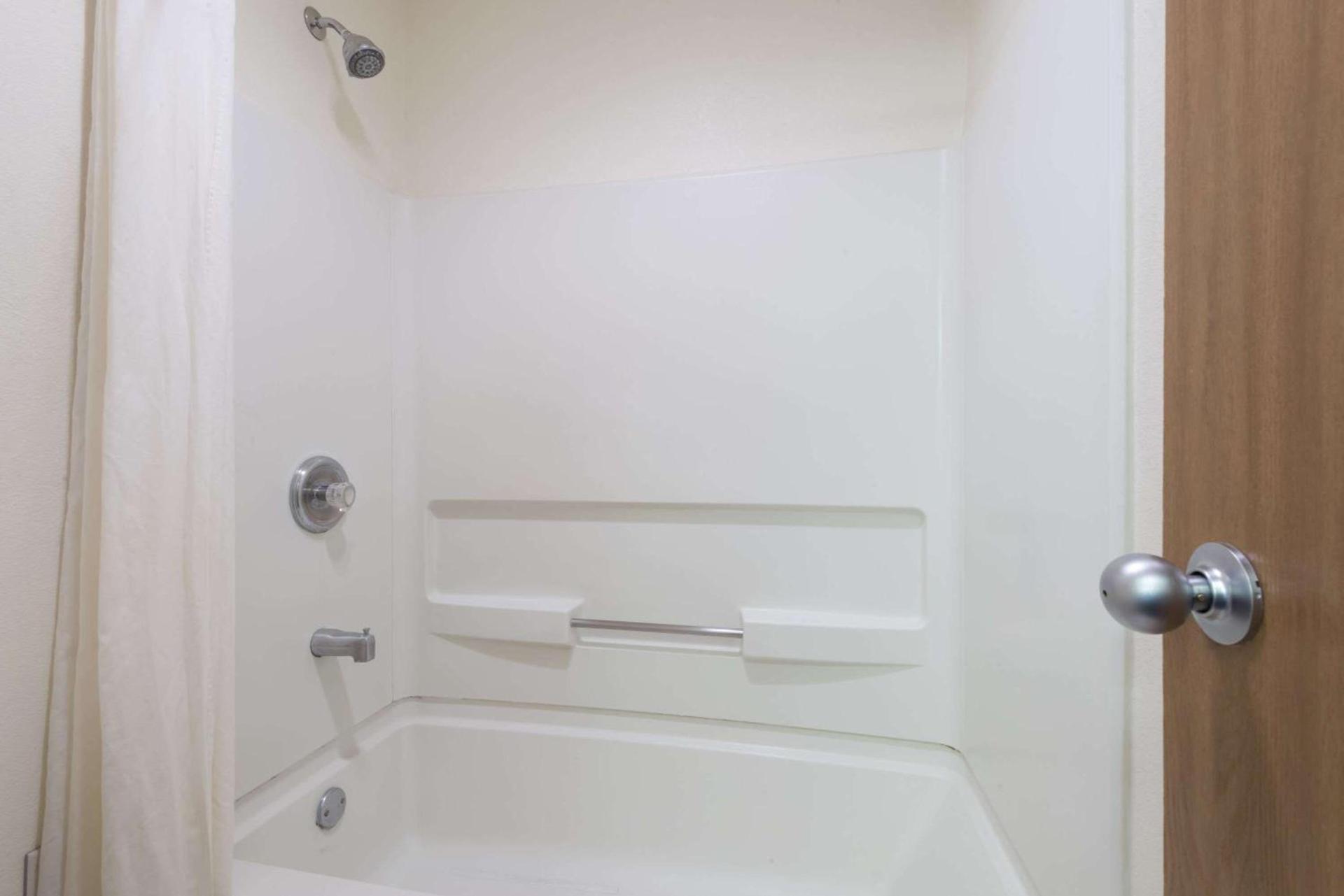 Super 8 by Wyndham Bernalillo photo 11