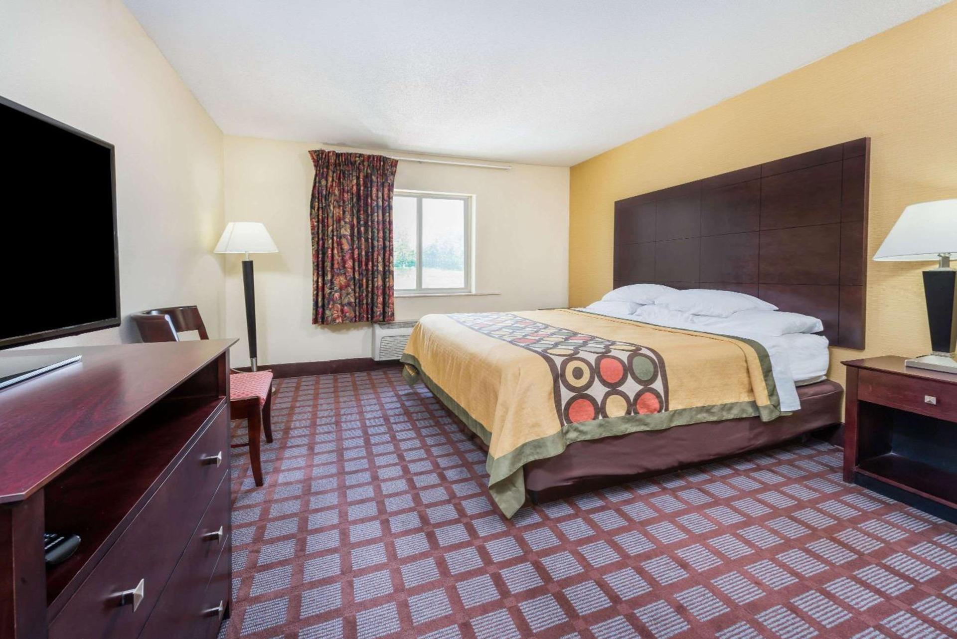 Super 8 by Wyndham Bloomington University Area photo 10