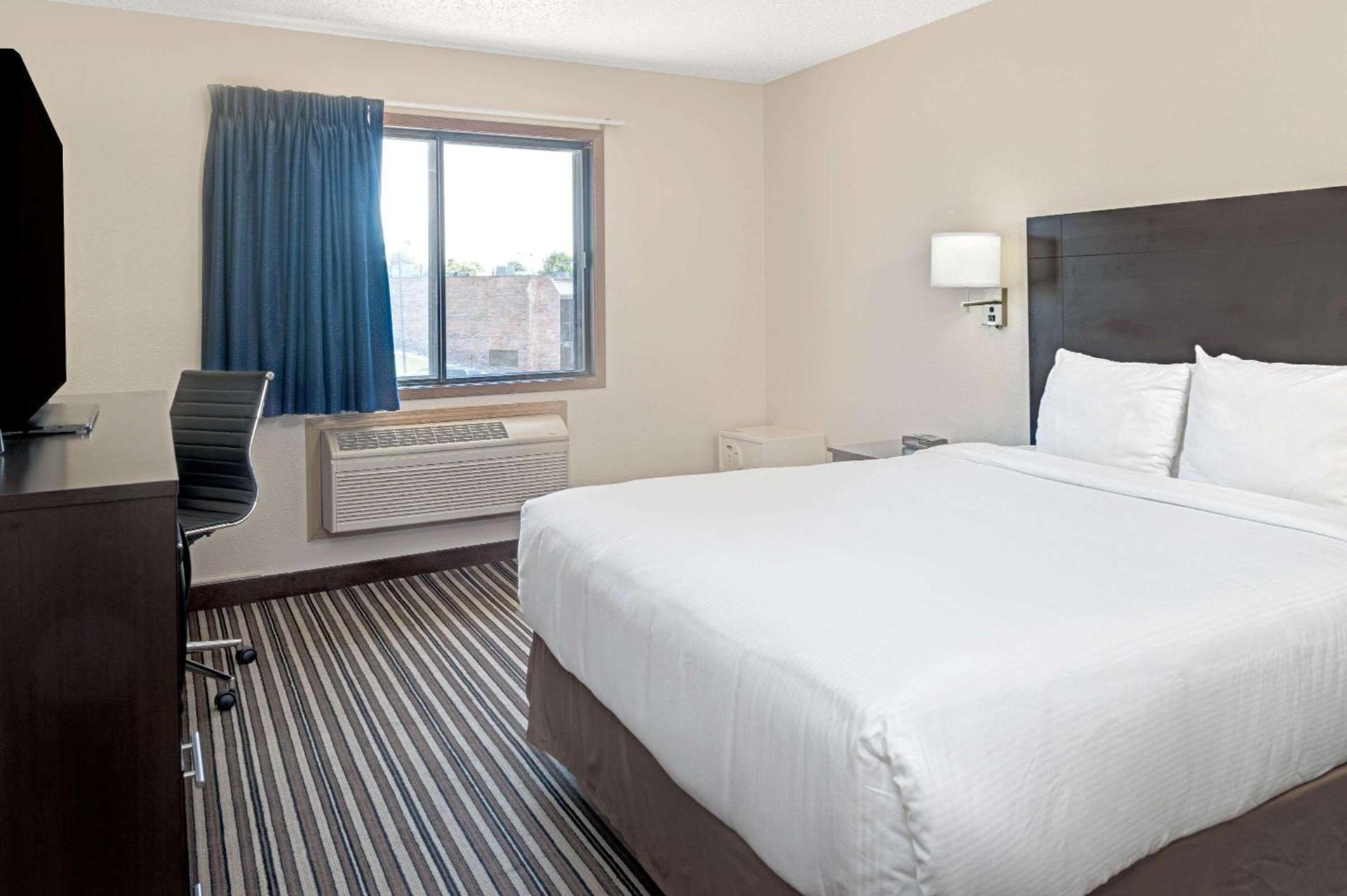 Super 8 by Wyndham Omaha I-80 West photo 6