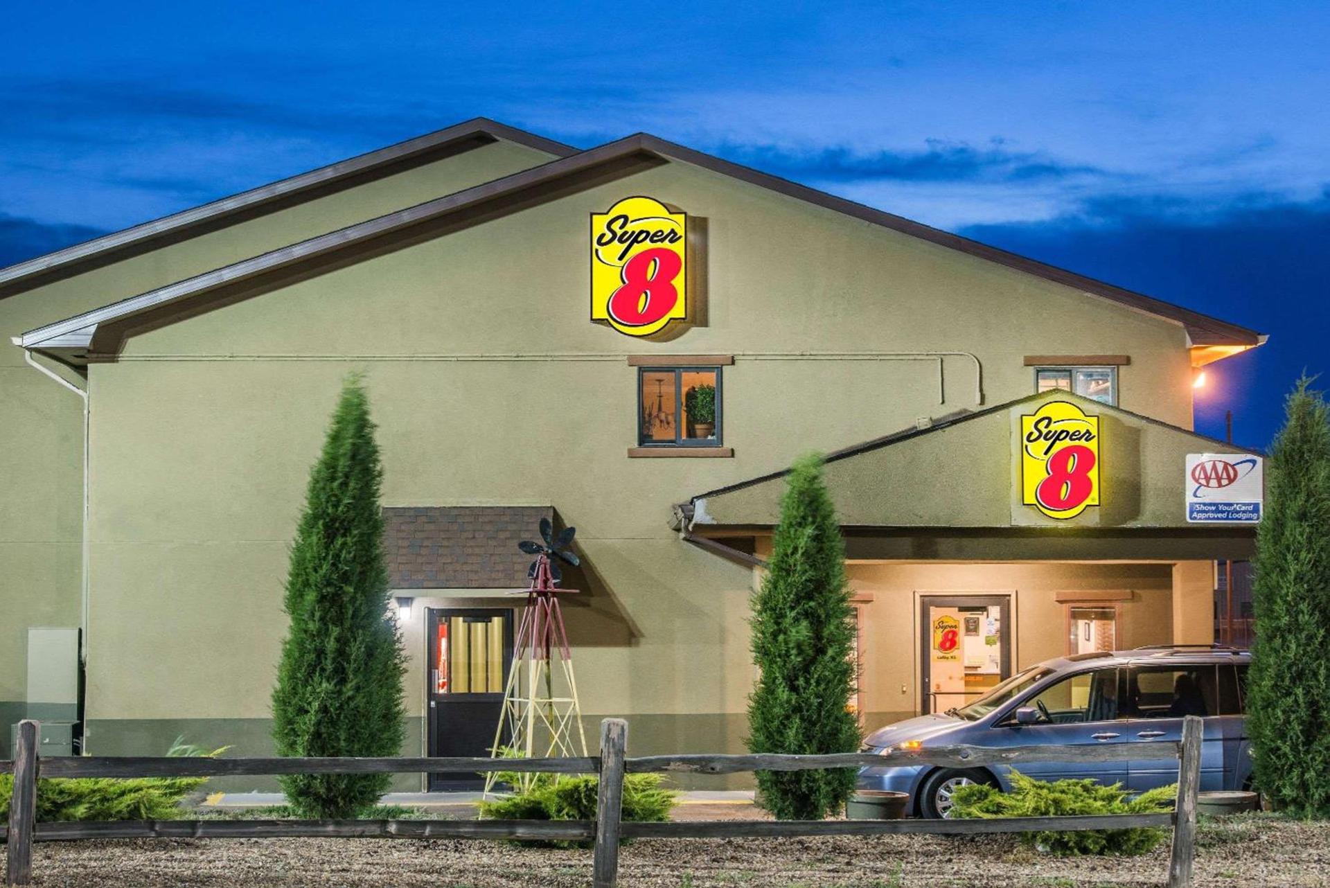 Super 8 by Wyndham Colby photo 2